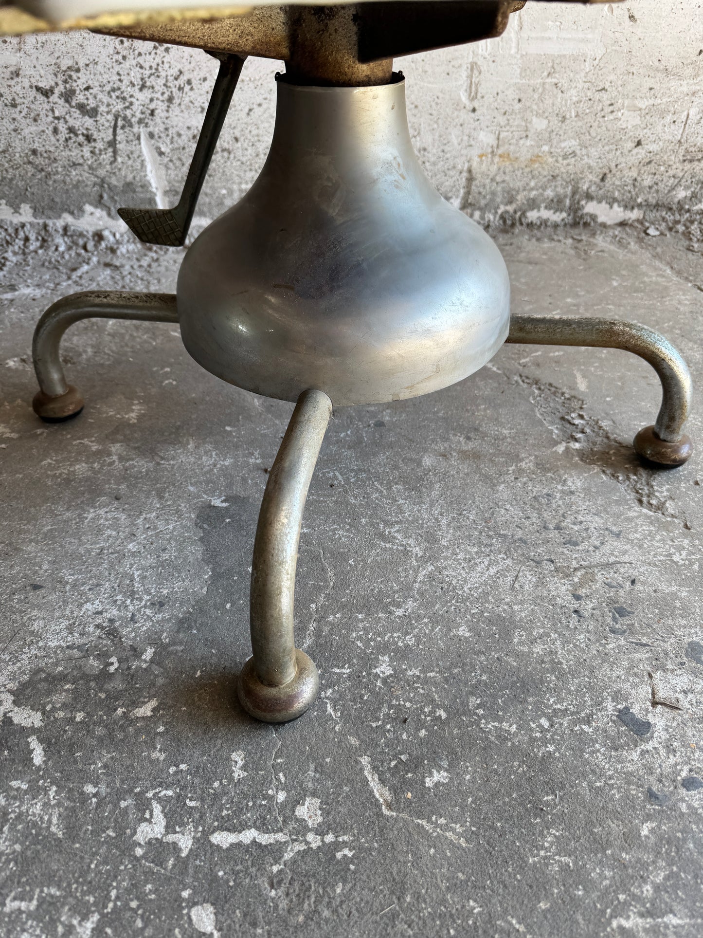 Set van twee vintage kappersstoelen in roze en zilver