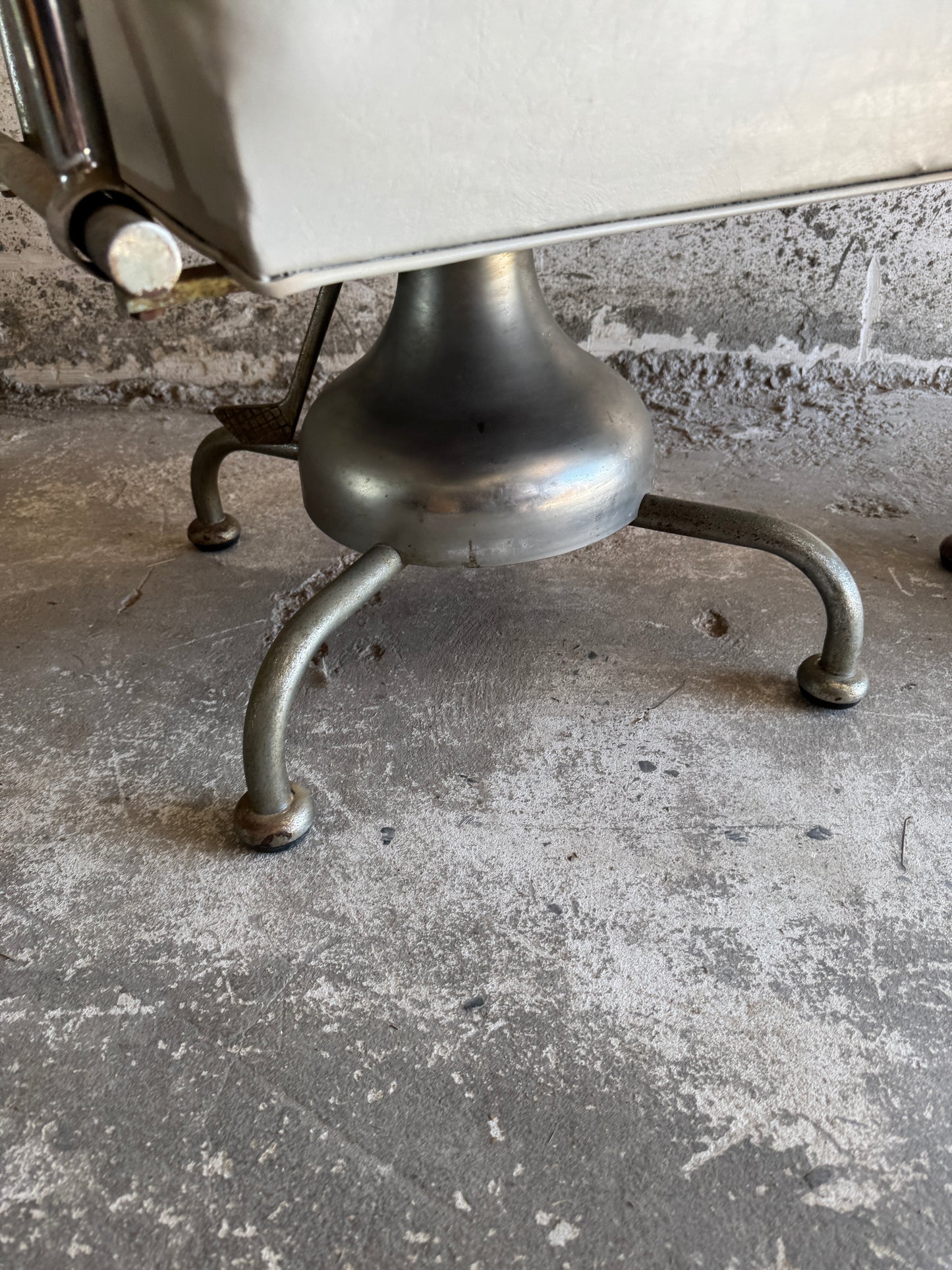 Set van twee vintage kappersstoelen in roze en zilver