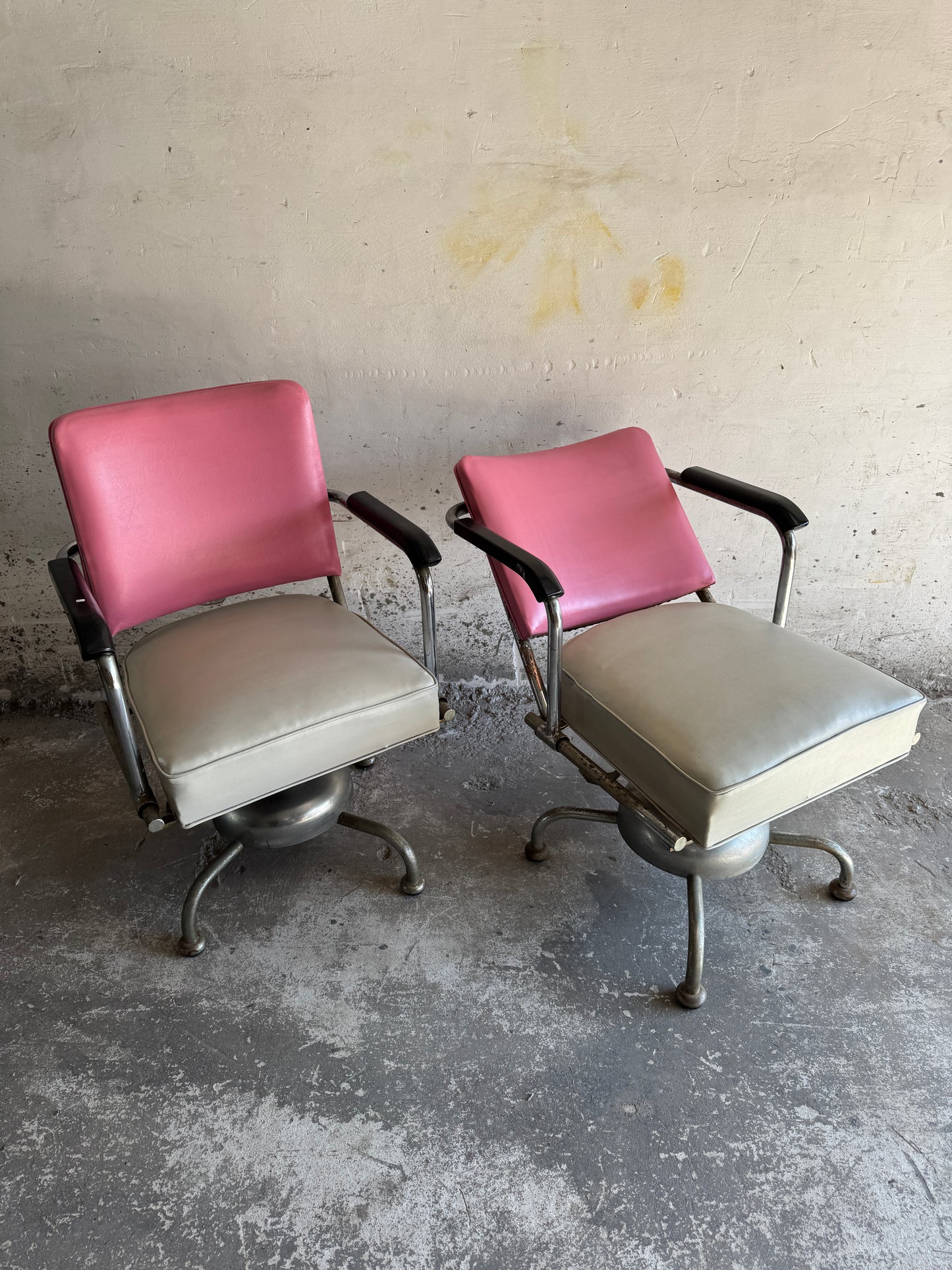 Set van twee vintage kappersstoelen in roze en zilver