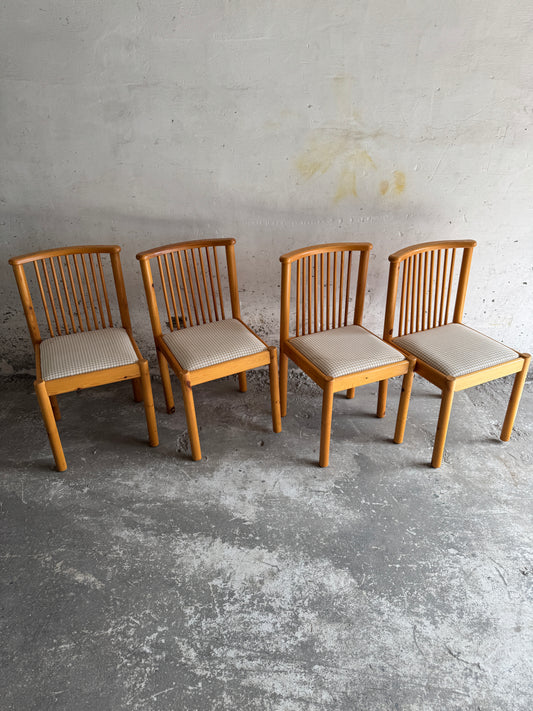 Set van 4 Scandinavische eetkamerstoelen in licht hout