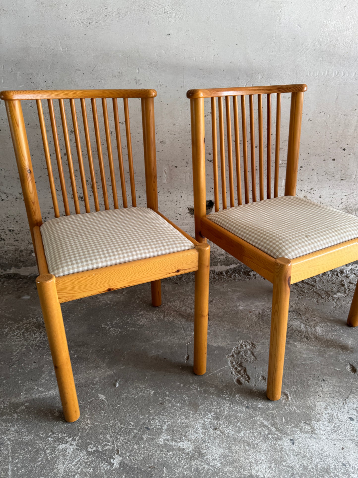 Set of 4 Scandinavian dining chairs in light wood