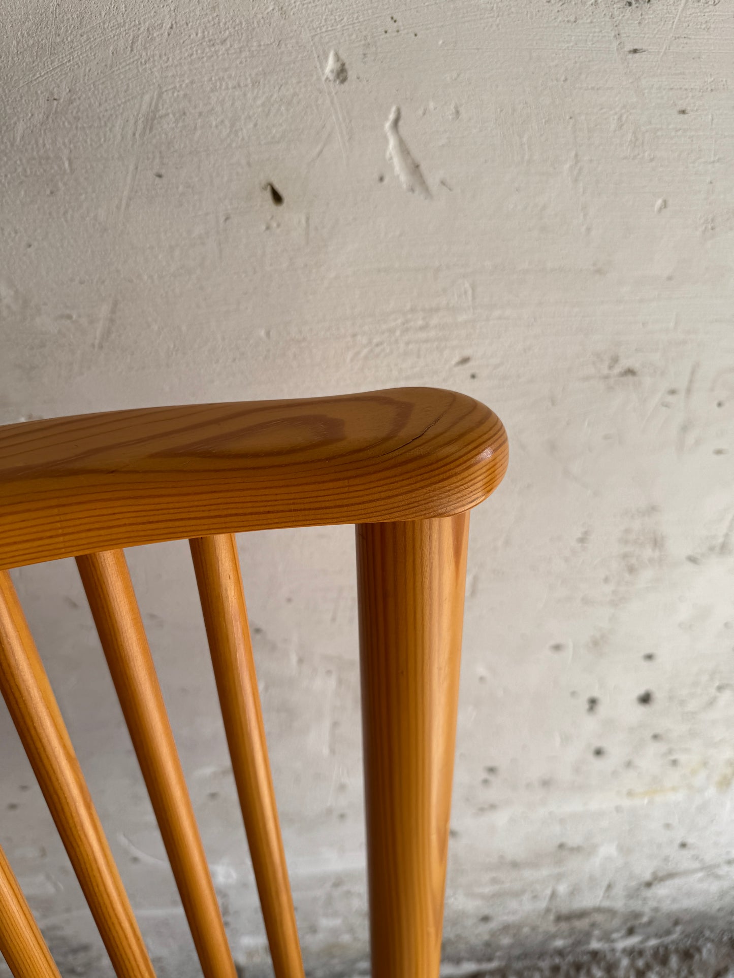 Set of 4 Scandinavian dining chairs in light wood