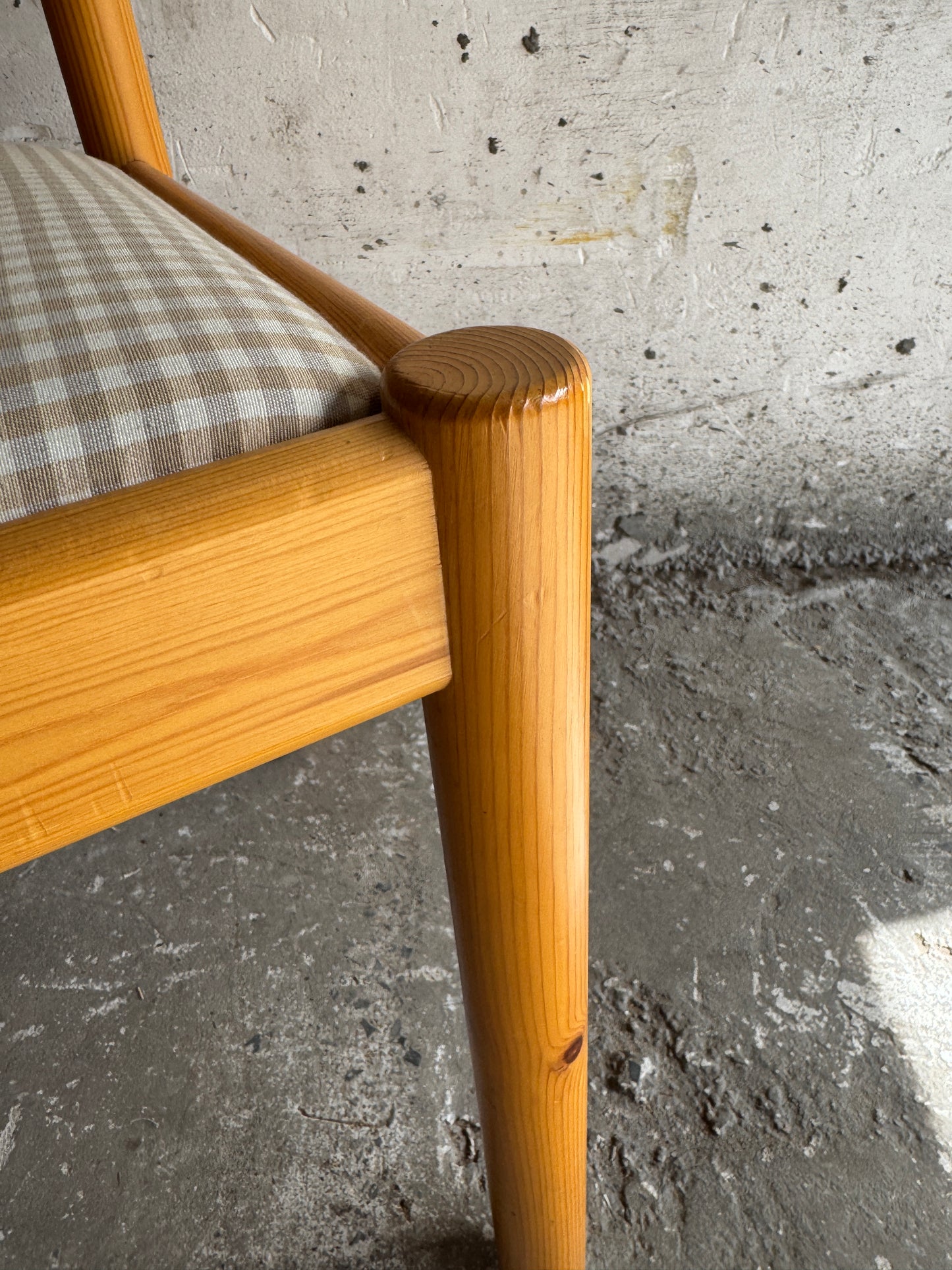 Set of 4 Scandinavian dining chairs in light wood