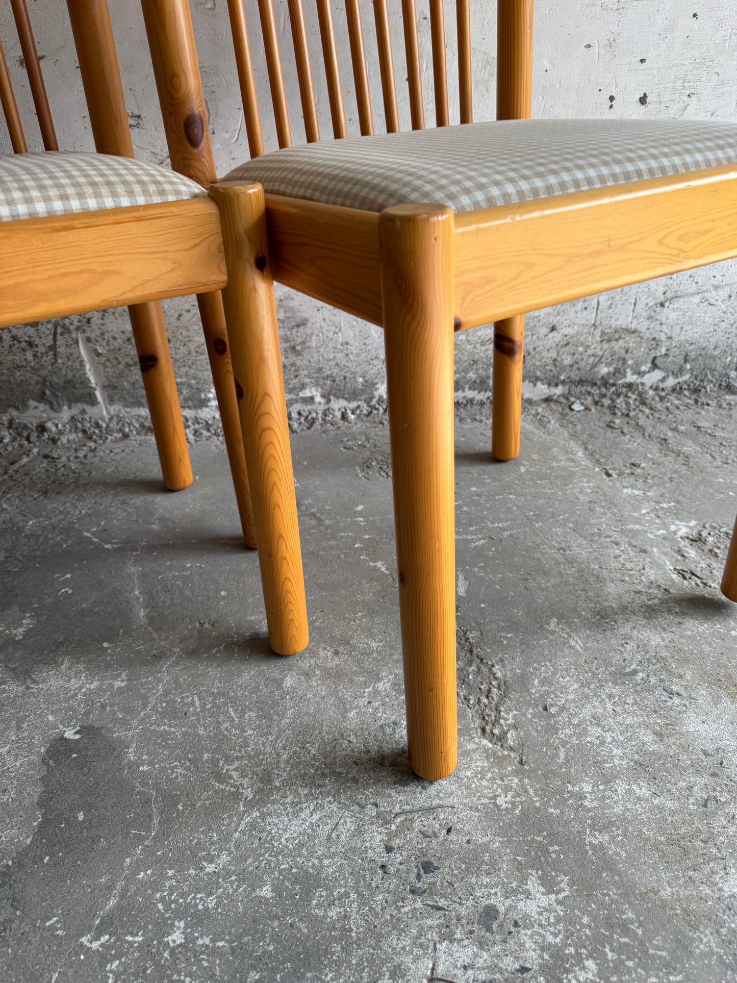Set of 4 Scandinavian dining chairs in light wood
