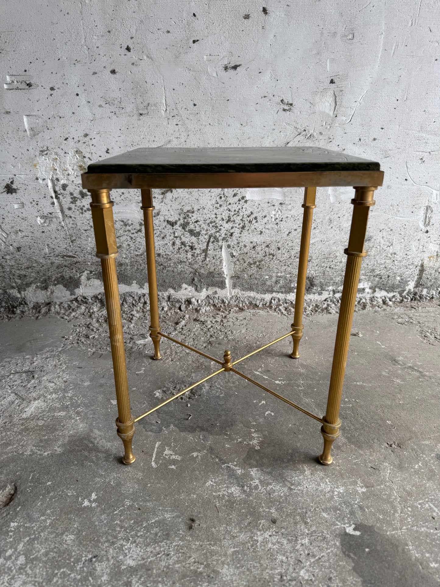 Vintage neoklassieke bijzettafel met groen marmeren blad