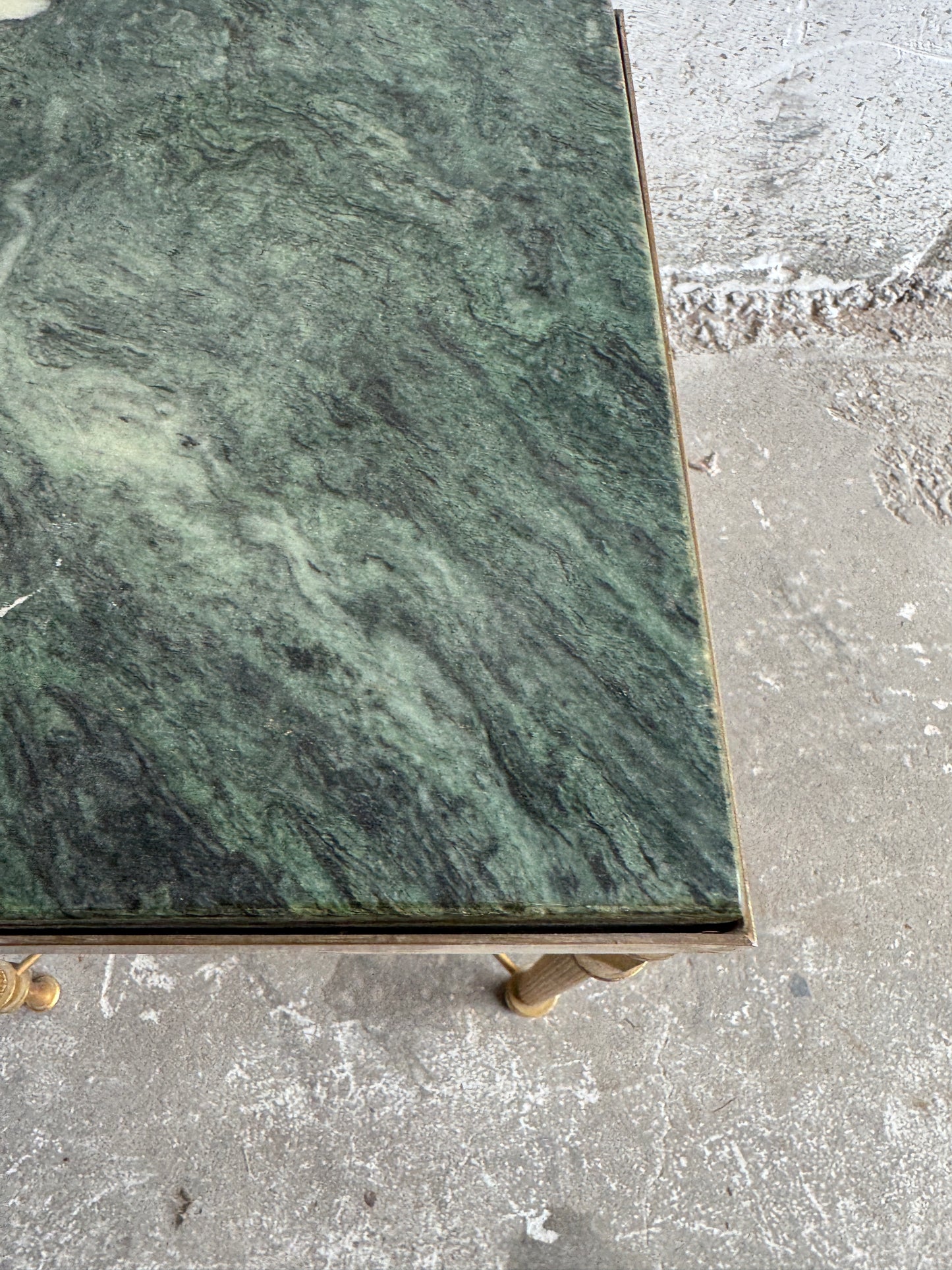 Vintage neoklassieke bijzettafel met groen marmeren blad
