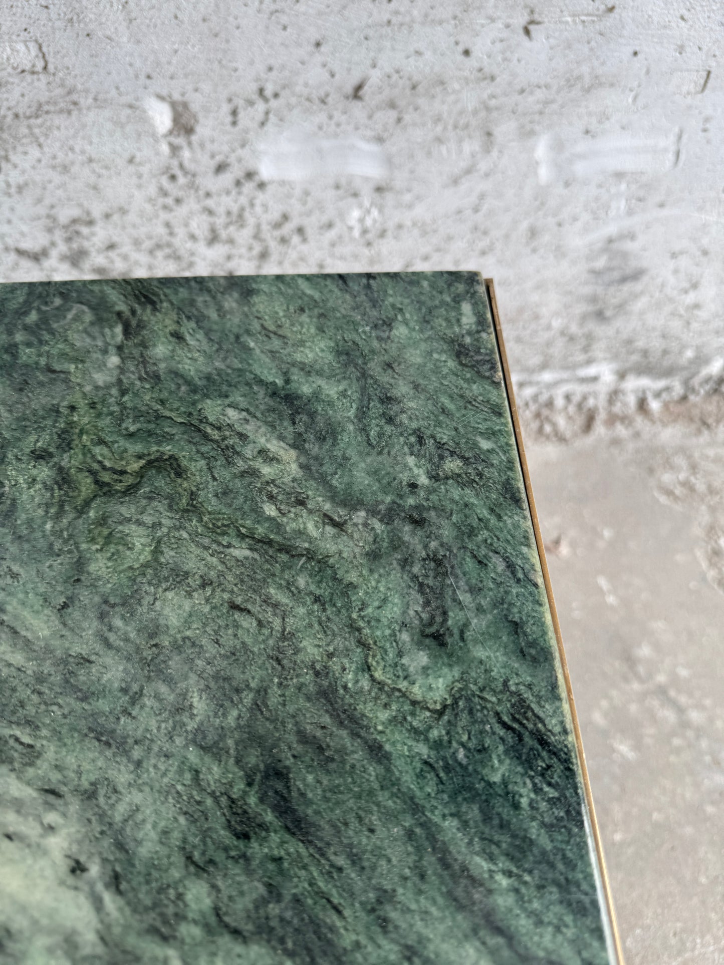 Vintage neoklassieke bijzettafel met groen marmeren blad