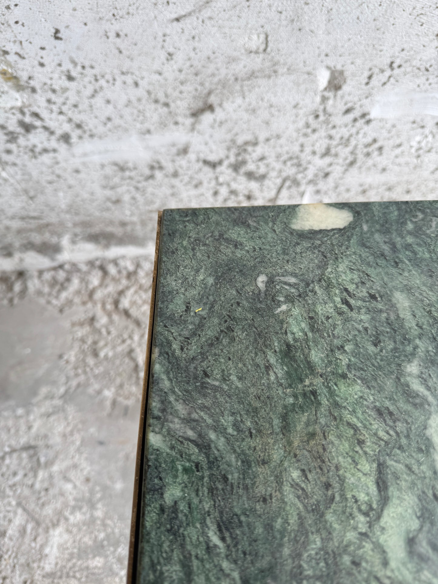 Vintage neoklassieke bijzettafel met groen marmeren blad