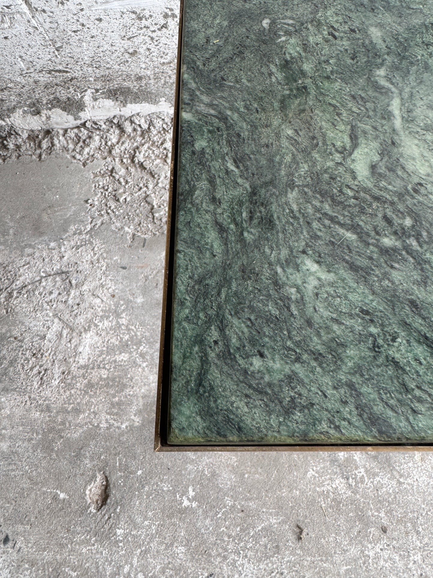 Vintage neoklassieke bijzettafel met groen marmeren blad