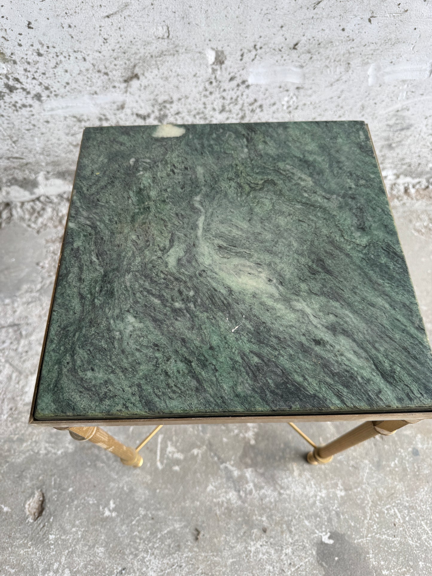 Vintage neoklassieke bijzettafel met groen marmeren blad