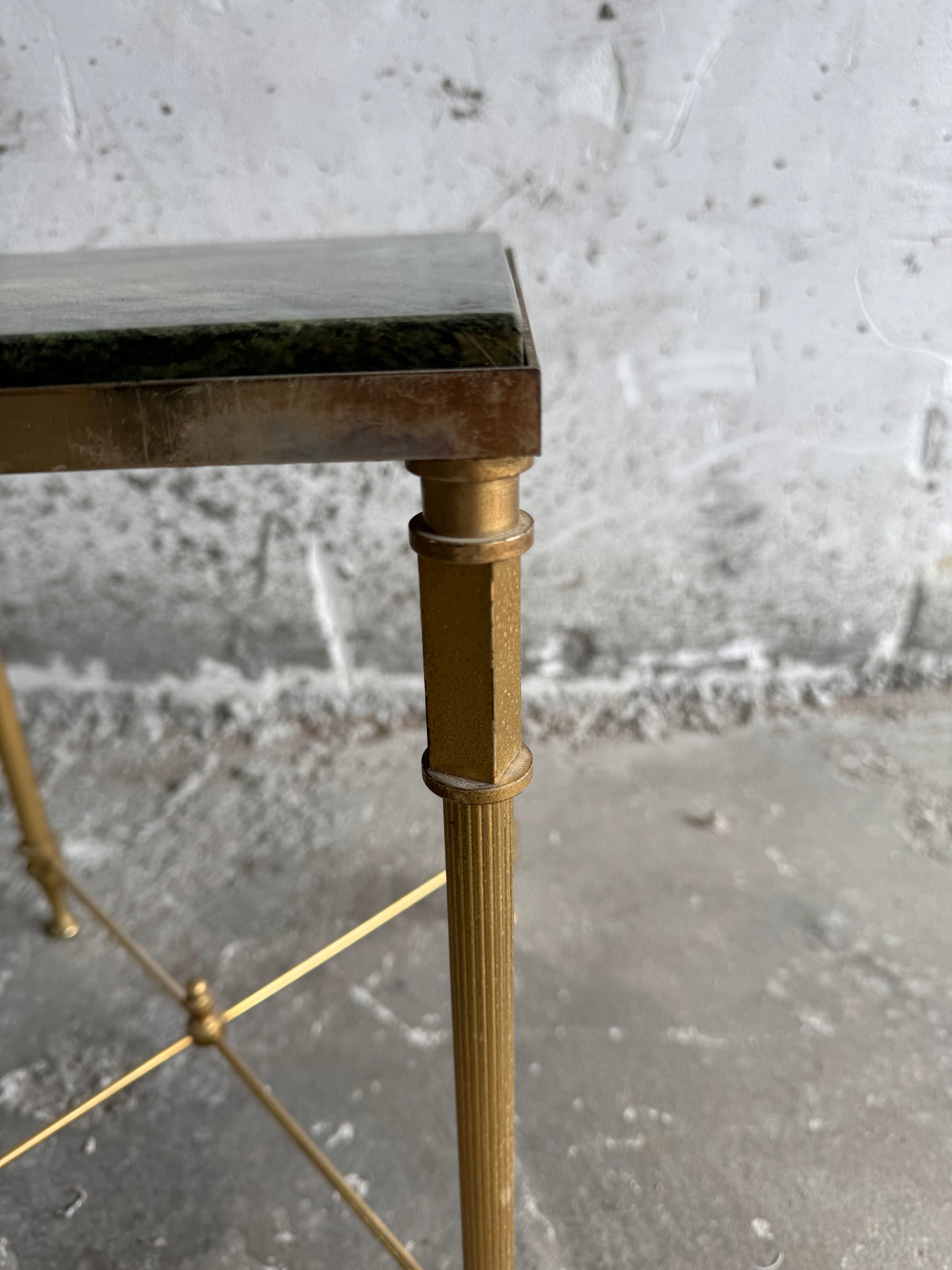 Vintage neoklassieke bijzettafel met groen marmeren blad