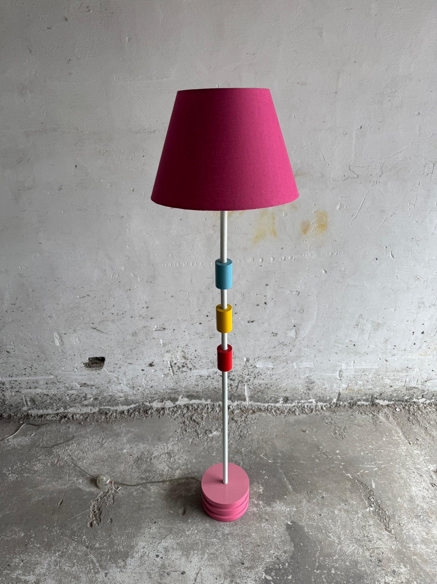 Vintage IKEA Memphis-stijl staande lamp met kleurrijke accenten