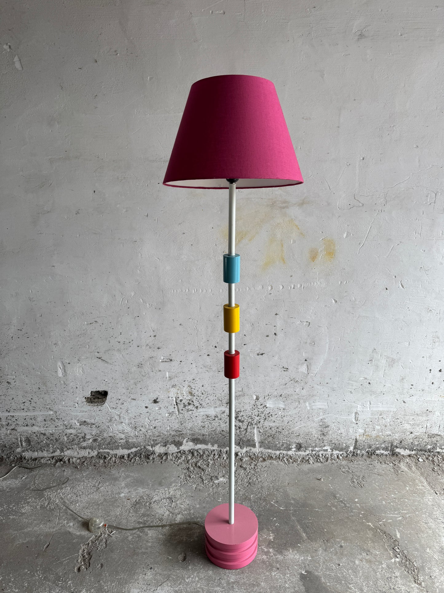 Vintage IKEA Memphis-stijl staande lamp met kleurrijke accenten