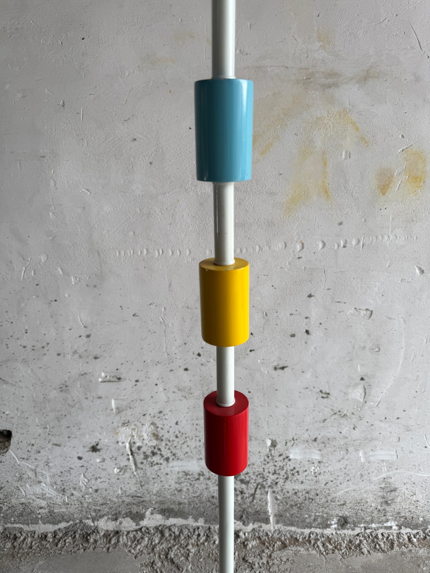 Vintage IKEA Memphis-stijl staande lamp met kleurrijke accenten