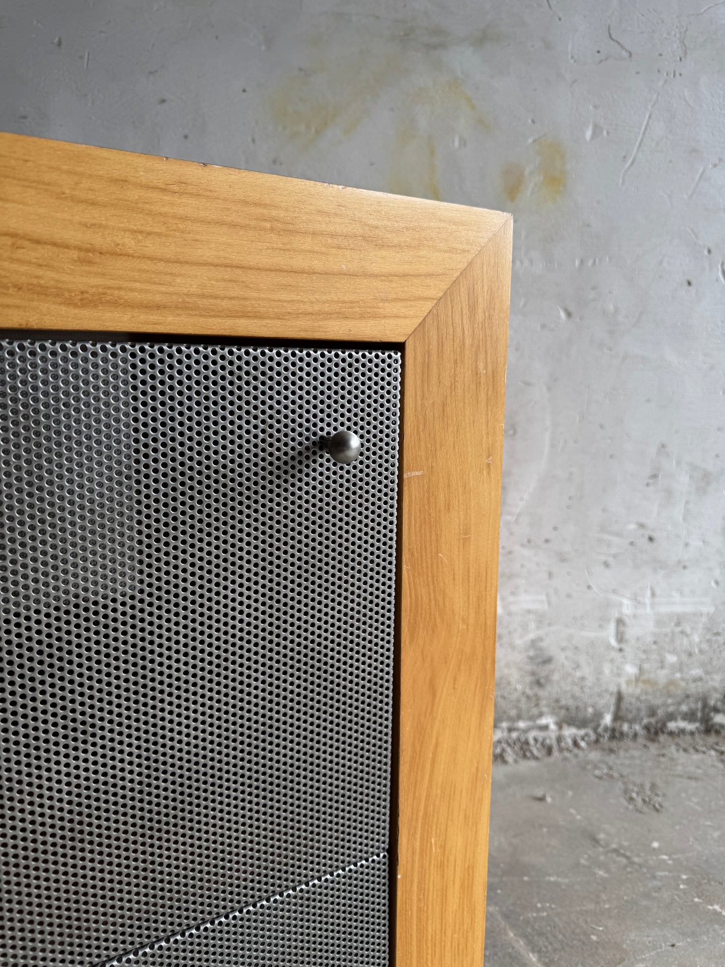 Industriële bijzetkast op wielen met metalen fronten