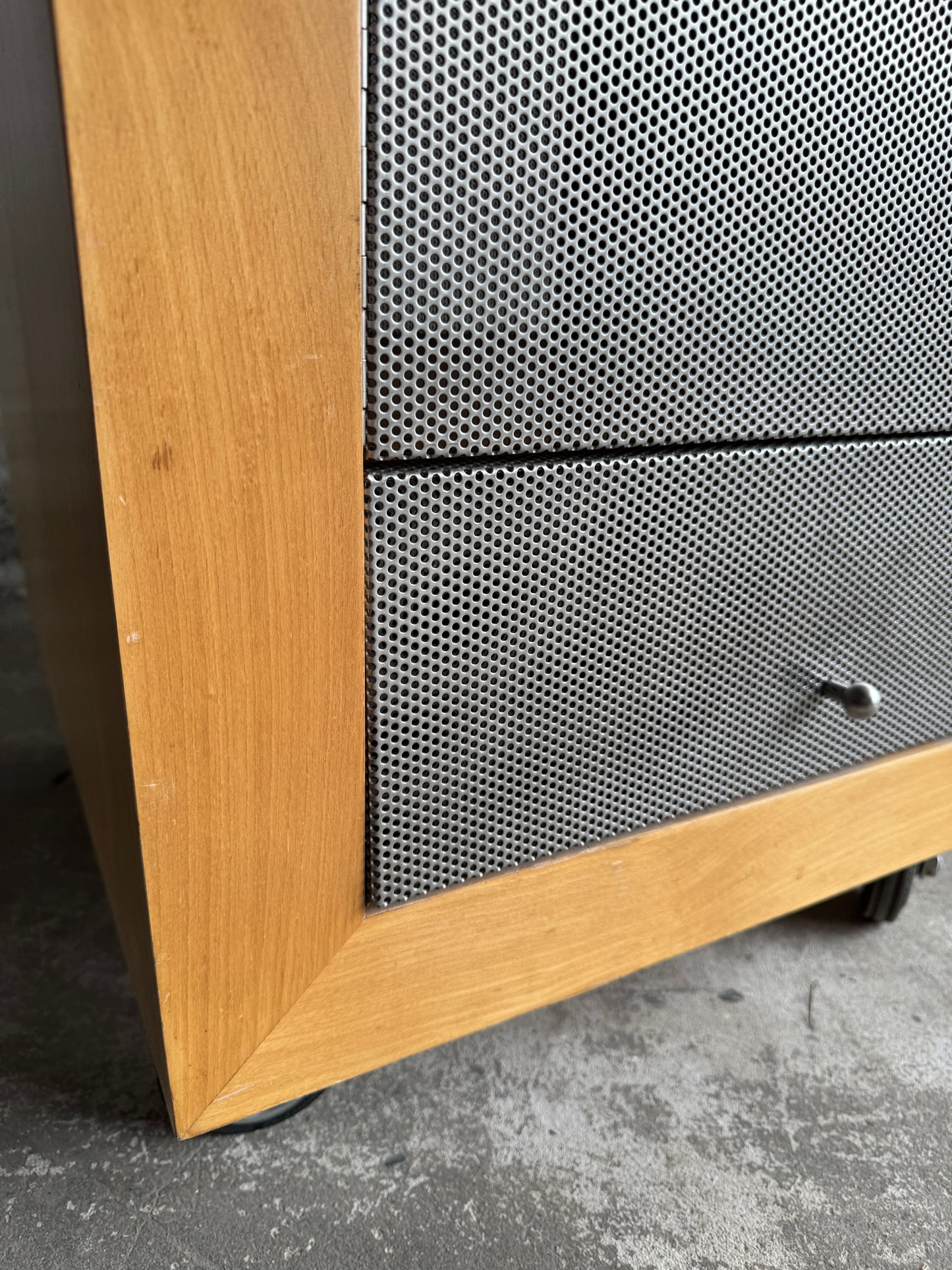 Industriële bijzetkast op wielen met metalen fronten