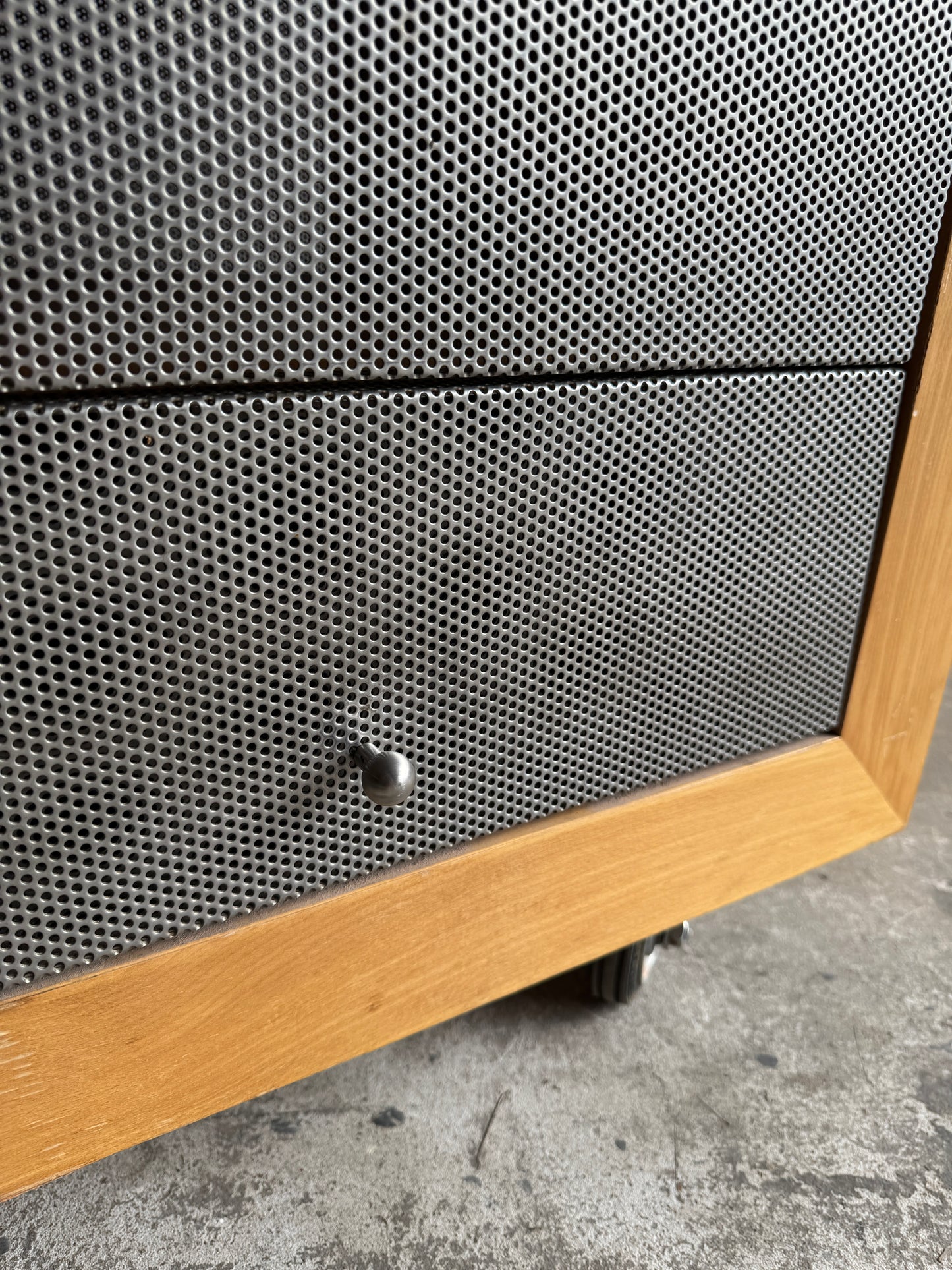 Industriële bijzetkast op wielen met metalen fronten