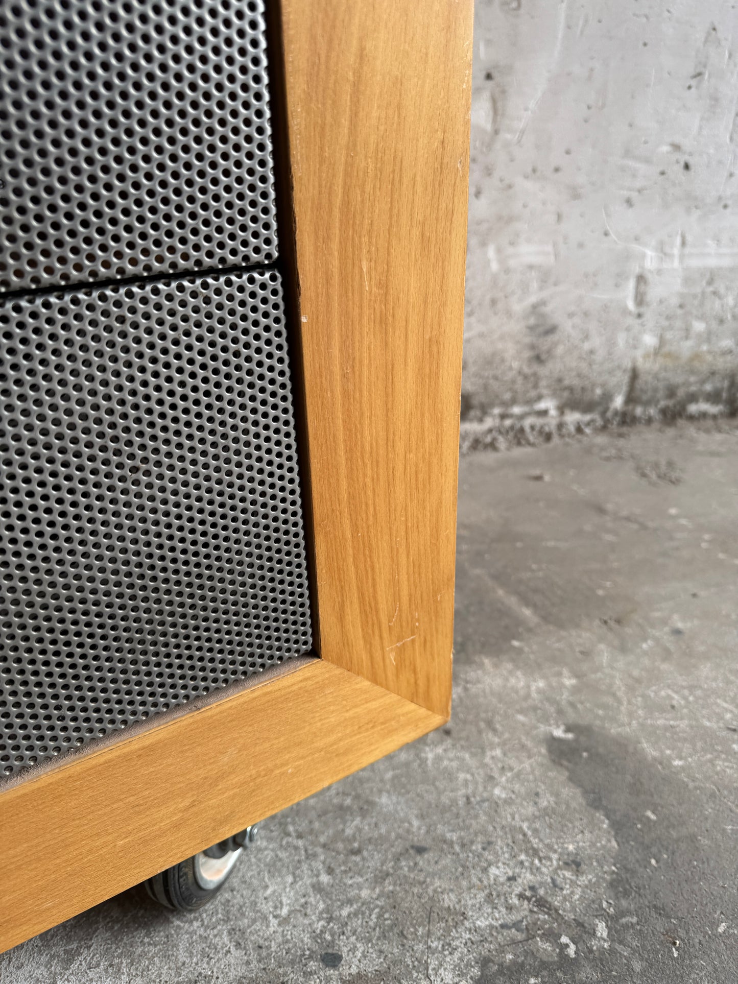 Industriële bijzetkast op wielen met metalen fronten