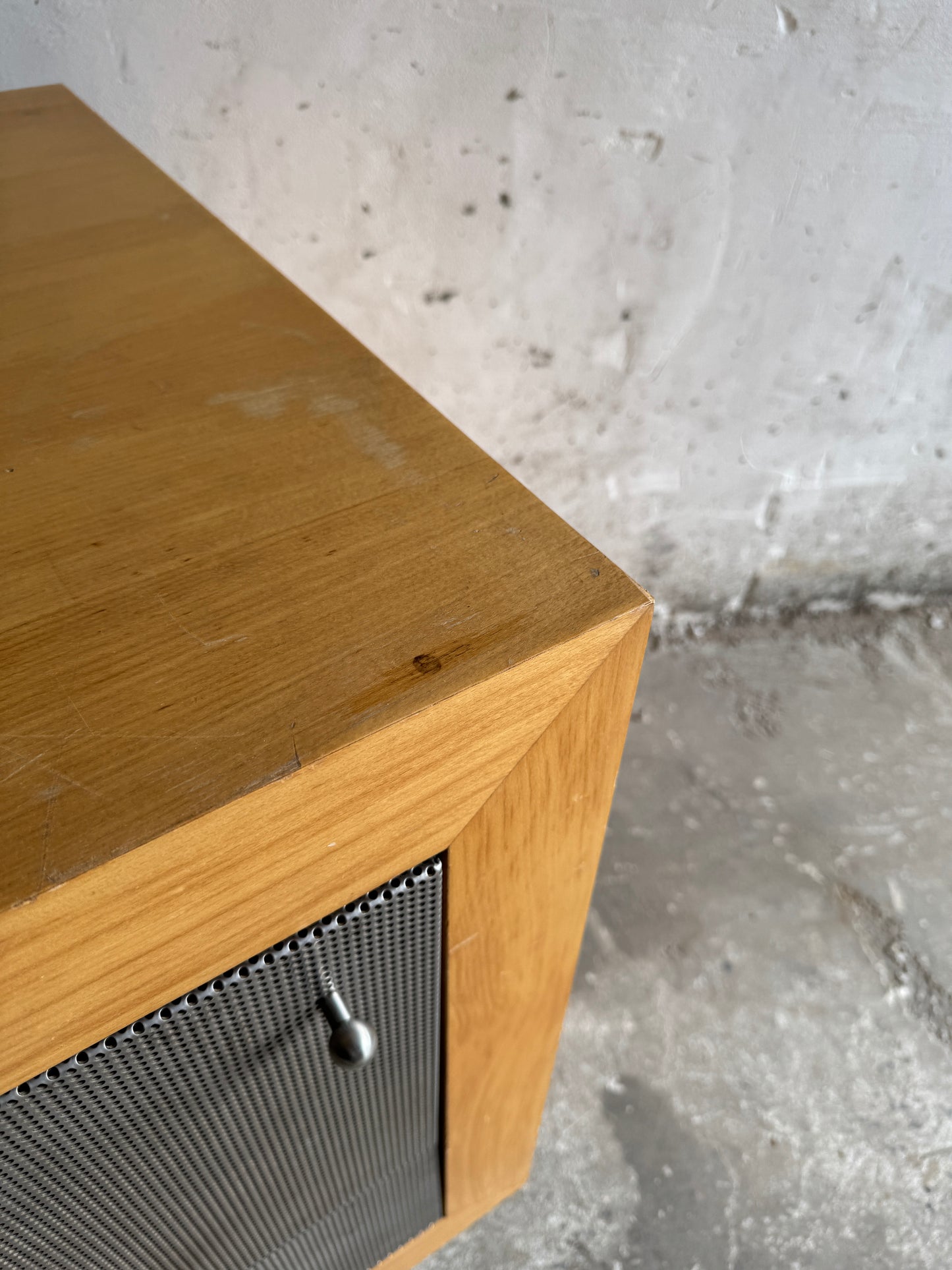 Industriële bijzetkast op wielen met metalen fronten