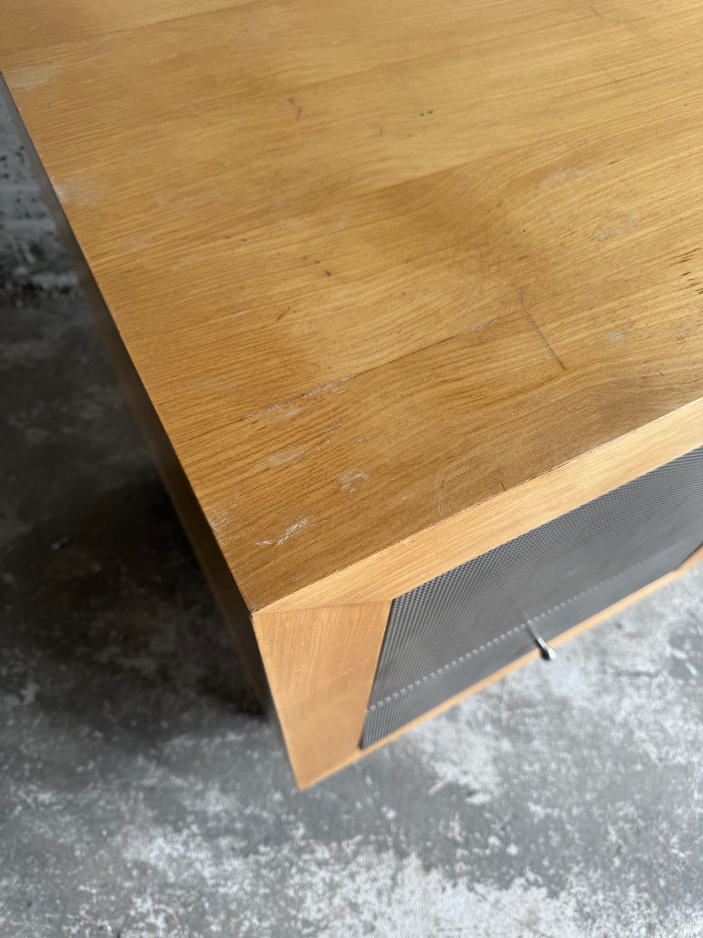 Industriële bijzetkast op wielen met metalen fronten