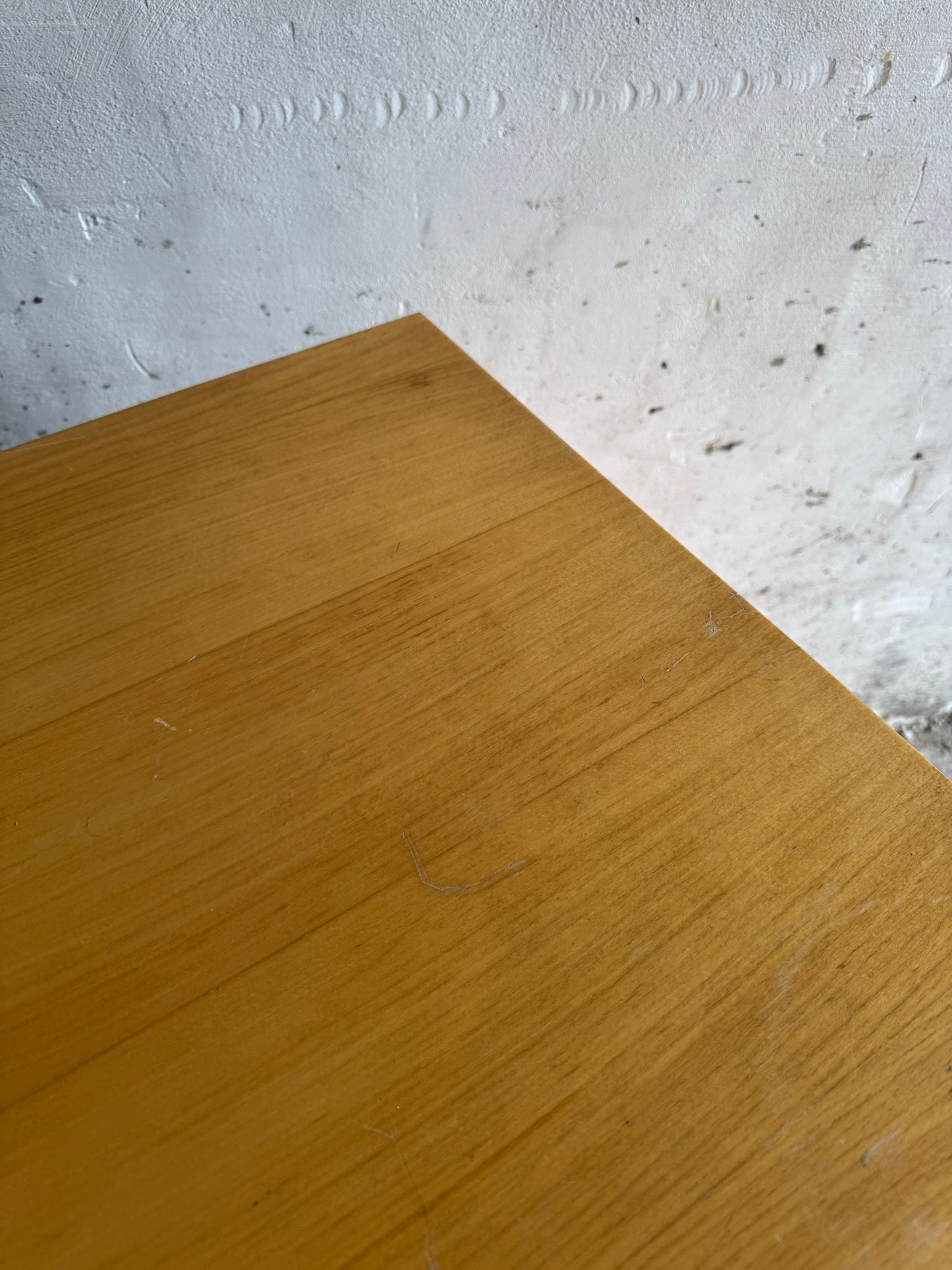 Industriële bijzetkast op wielen met metalen fronten