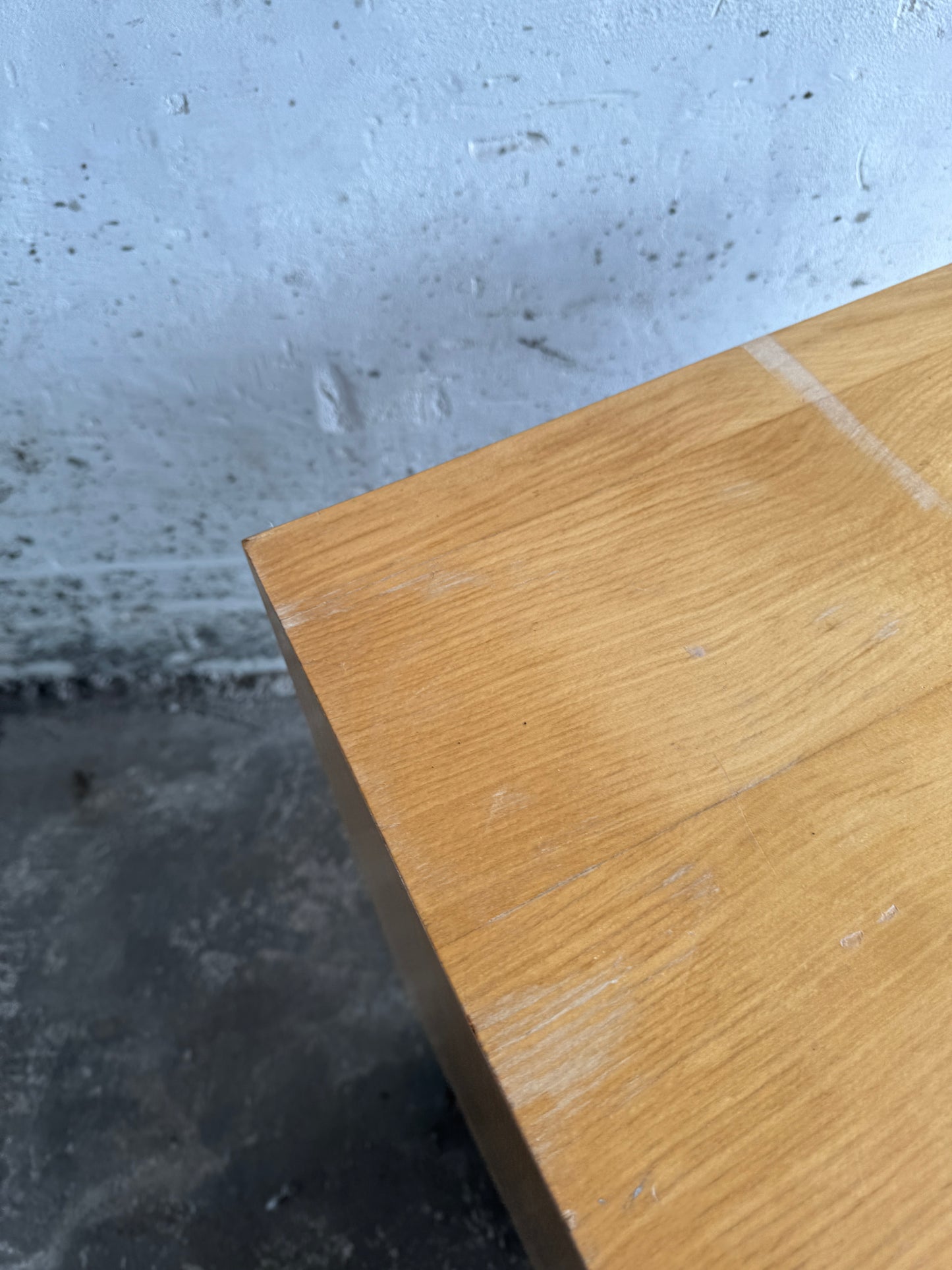 Industriële bijzetkast op wielen met metalen fronten