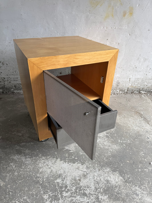 Industriële bijzetkast op wielen met metalen fronten