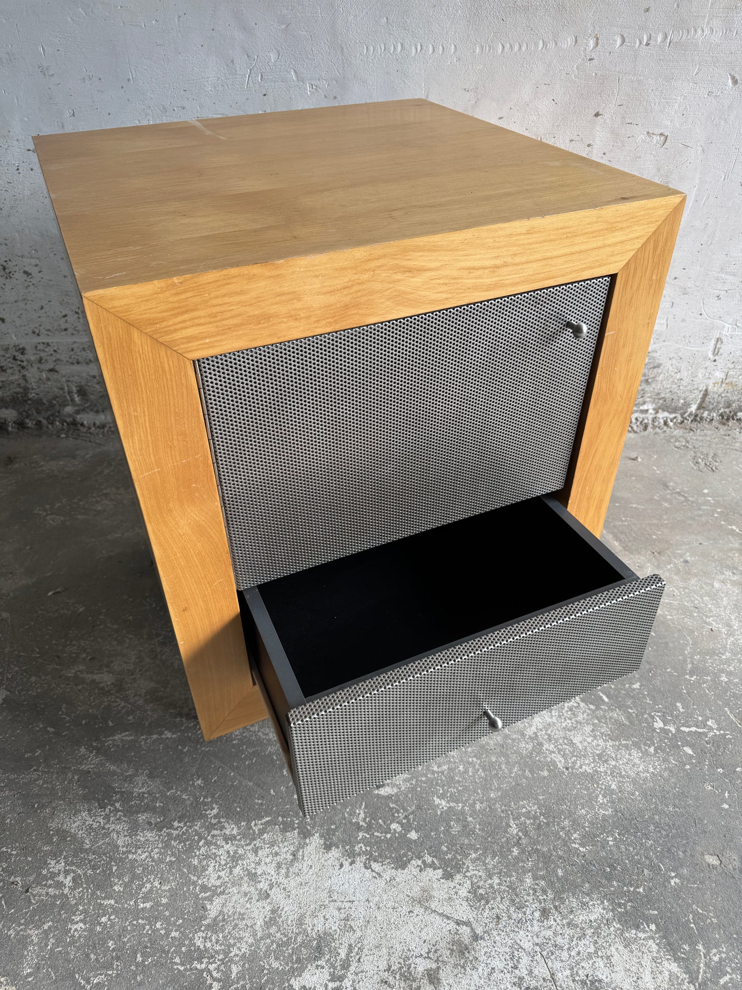 Industriële bijzetkast op wielen met metalen fronten