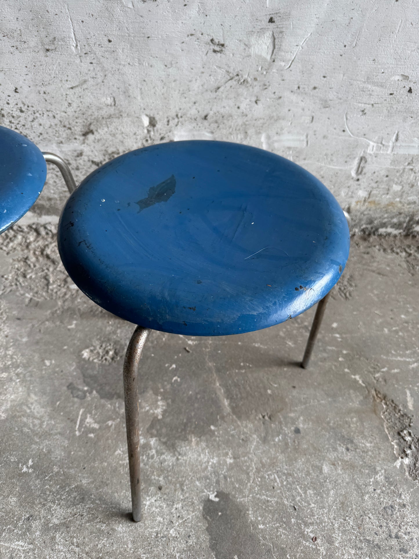 Set van 2 blauwe vintage Dot krukken model 3170 van Arne Jacobsen voor Fritz Hansen, 1974