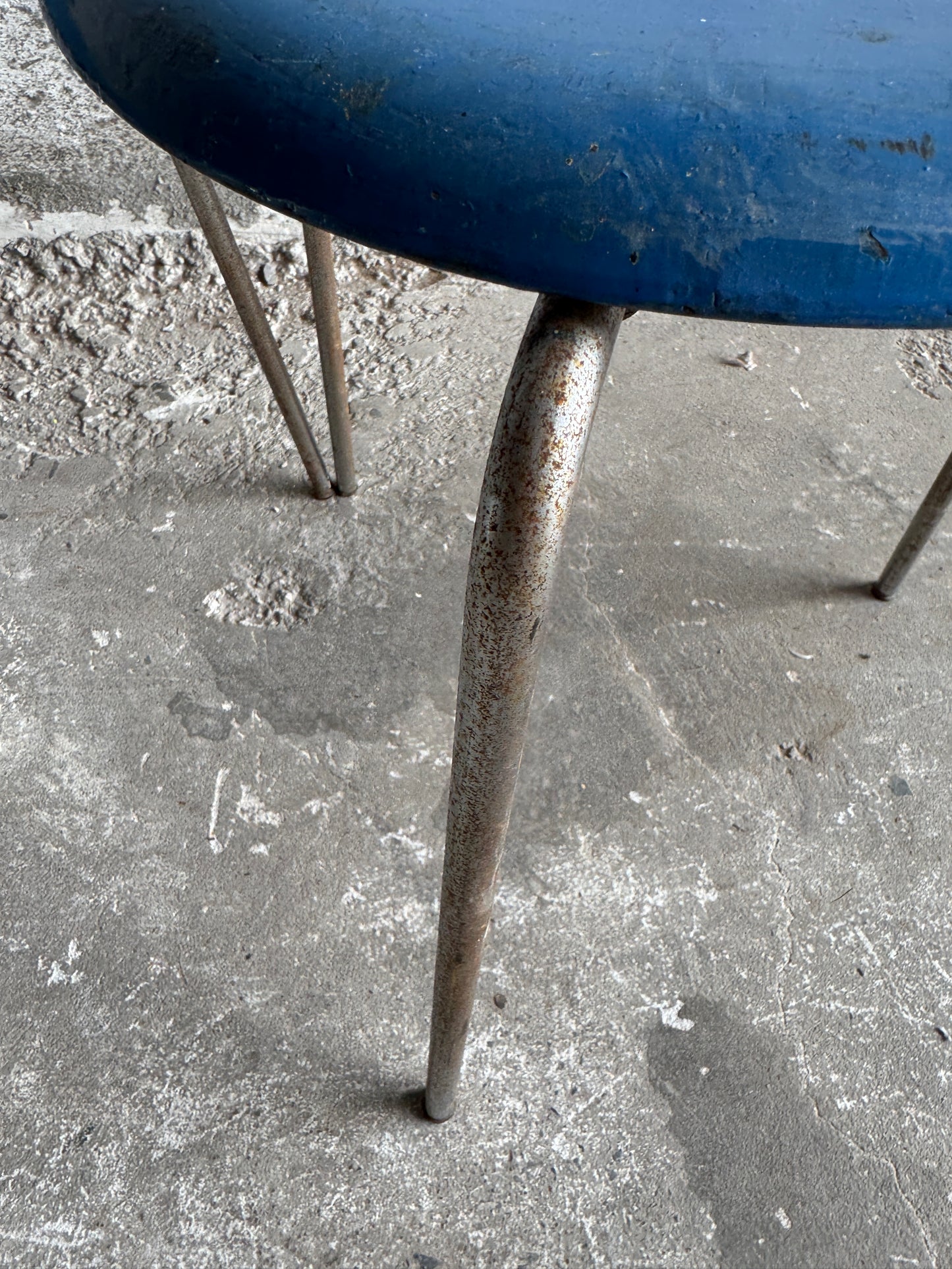 Set van 2 blauwe vintage Dot krukken model 3170 van Arne Jacobsen voor Fritz Hansen, 1974