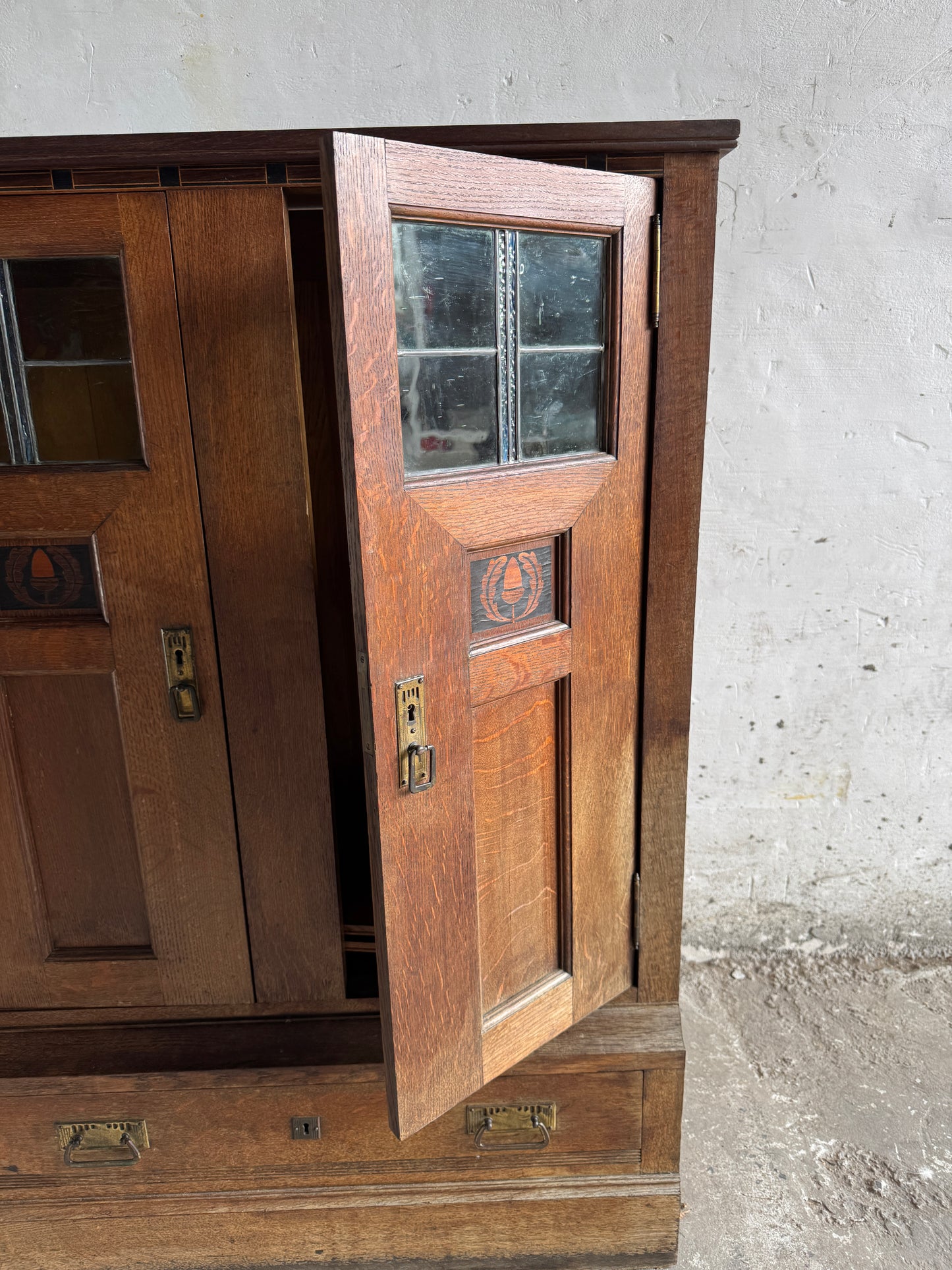 Arts & Crafts kast van DeCoene met glas-in-lood panelen