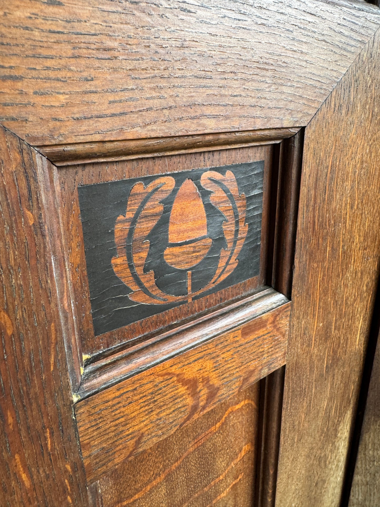 Arts & Crafts kast van DeCoene met glas-in-lood panelen