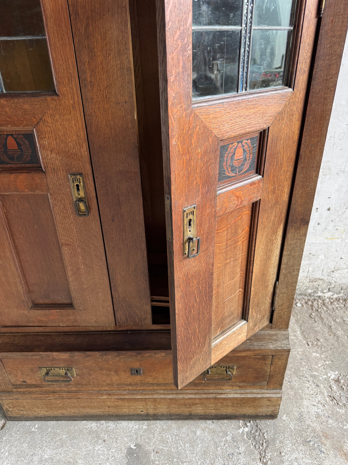Arts & Crafts kast van DeCoene met glas-in-lood panelen