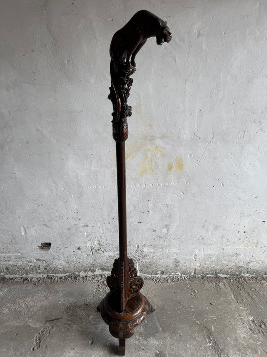 Antieke Chinese lampenvoet met gesneden panter