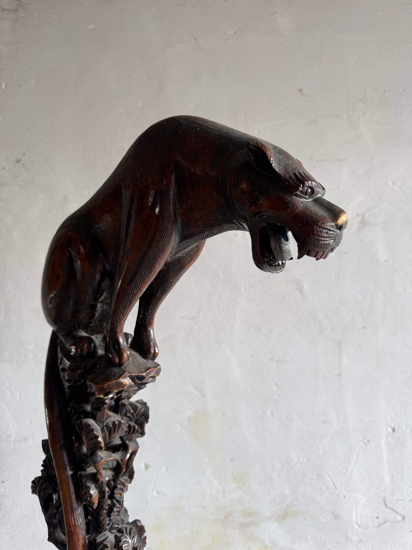 Antieke Chinese lampenvoet met gesneden panter