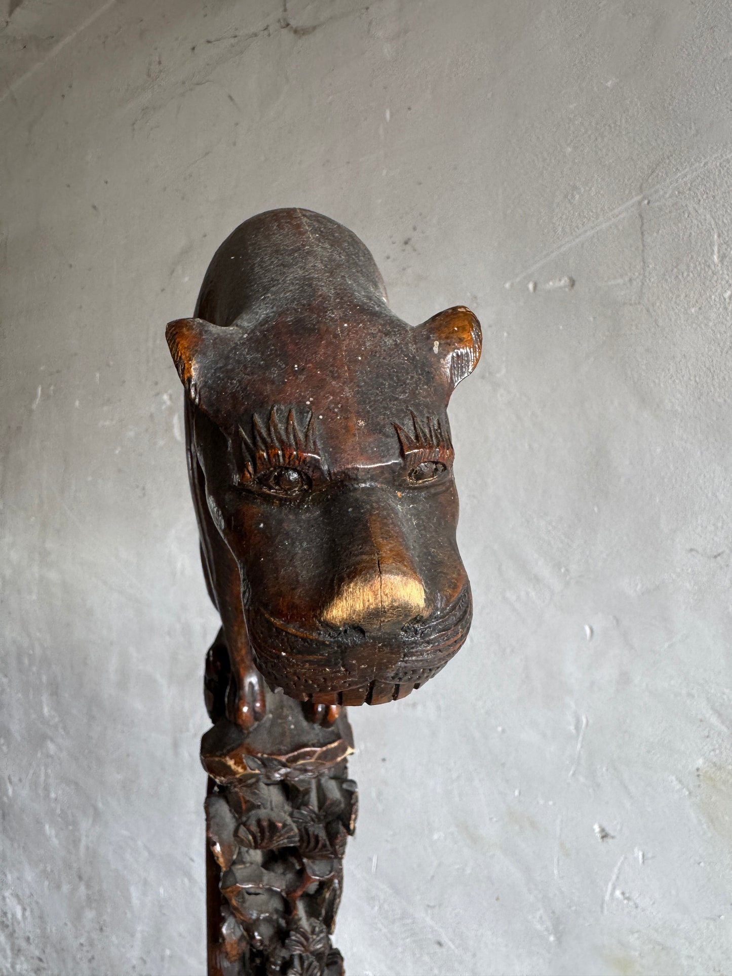 Antieke Chinese lampenvoet met gesneden panter