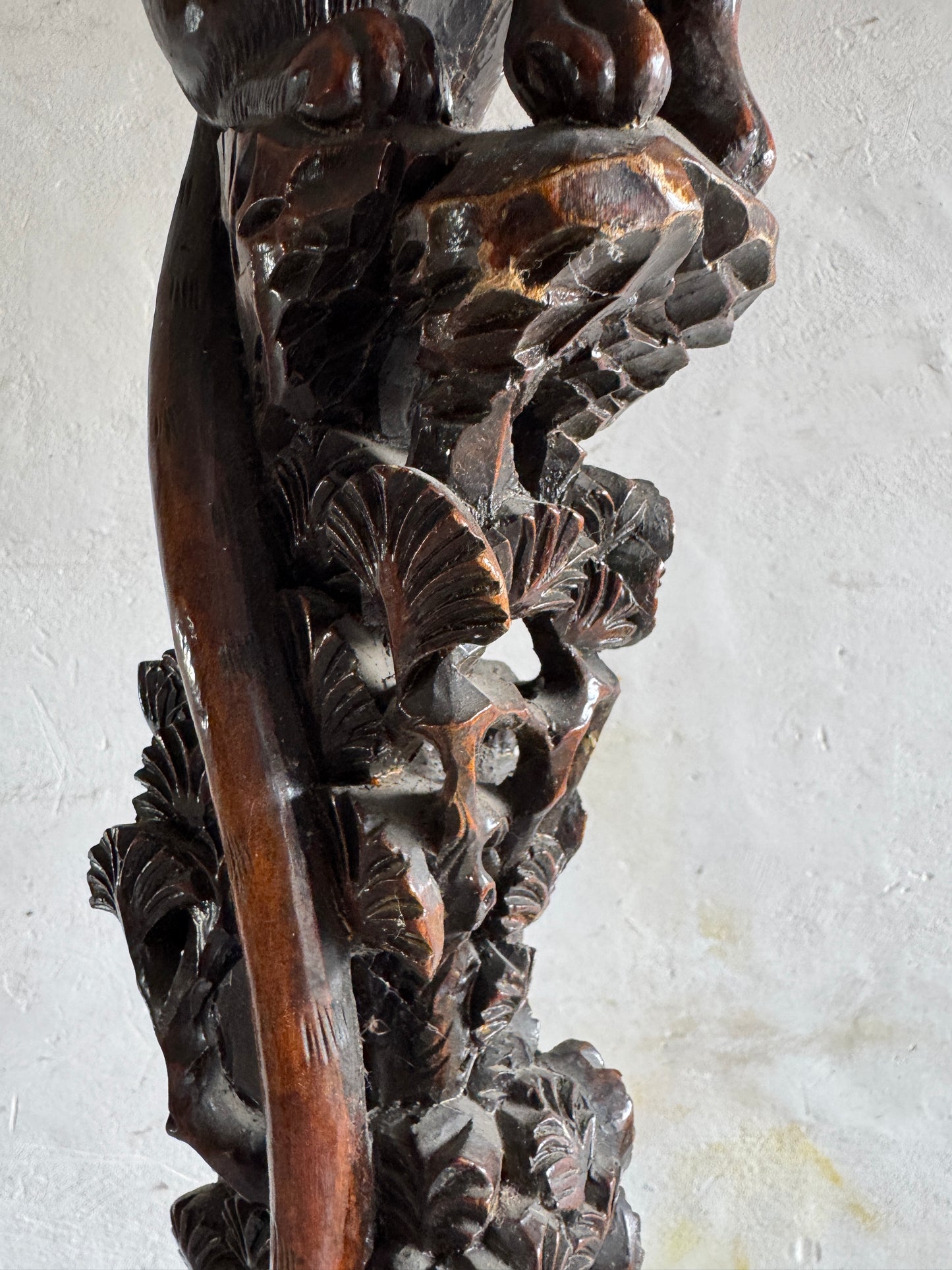 Antieke Chinese lampenvoet met gesneden panter