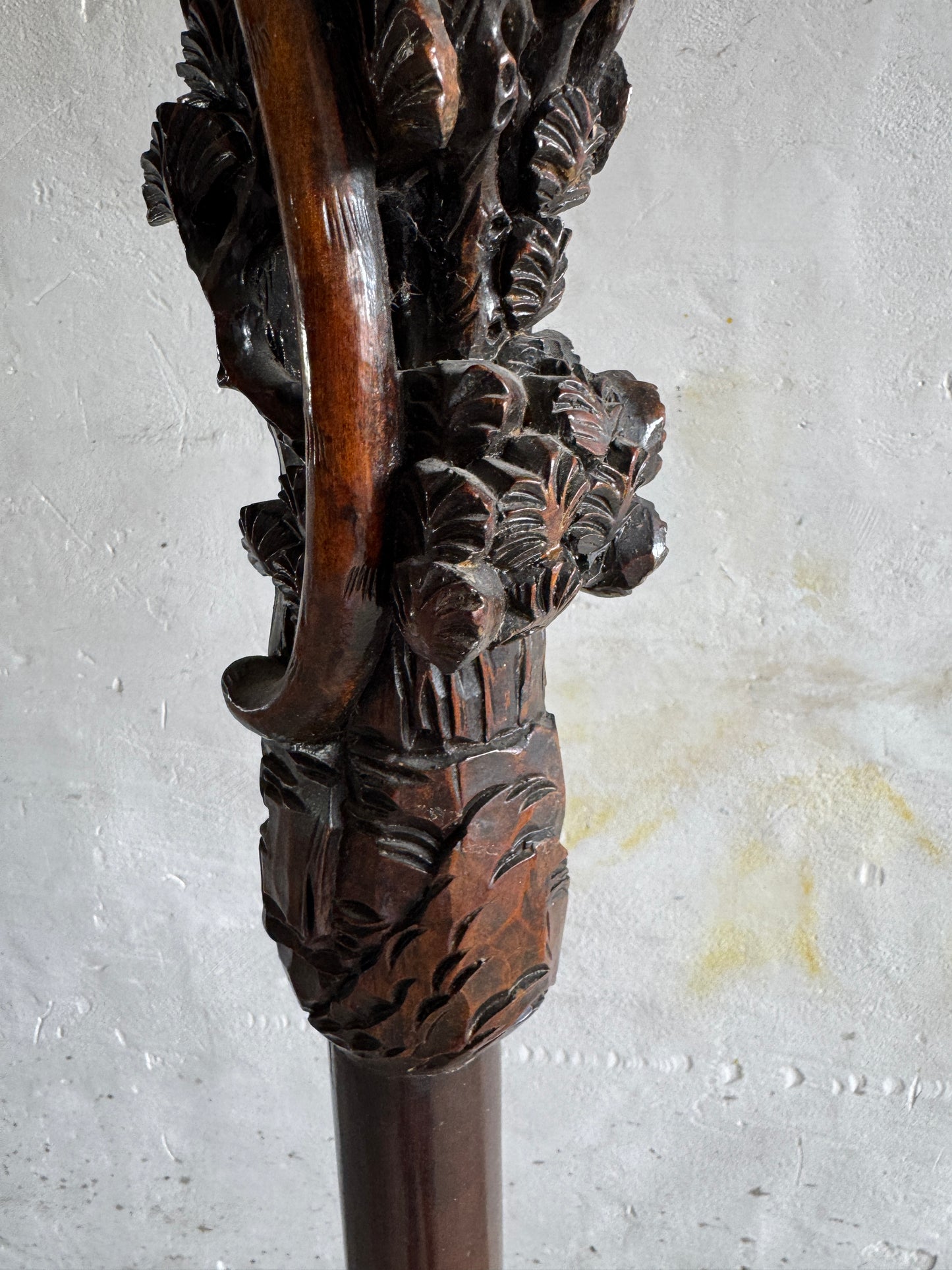 Antieke Chinese lampenvoet met gesneden panter