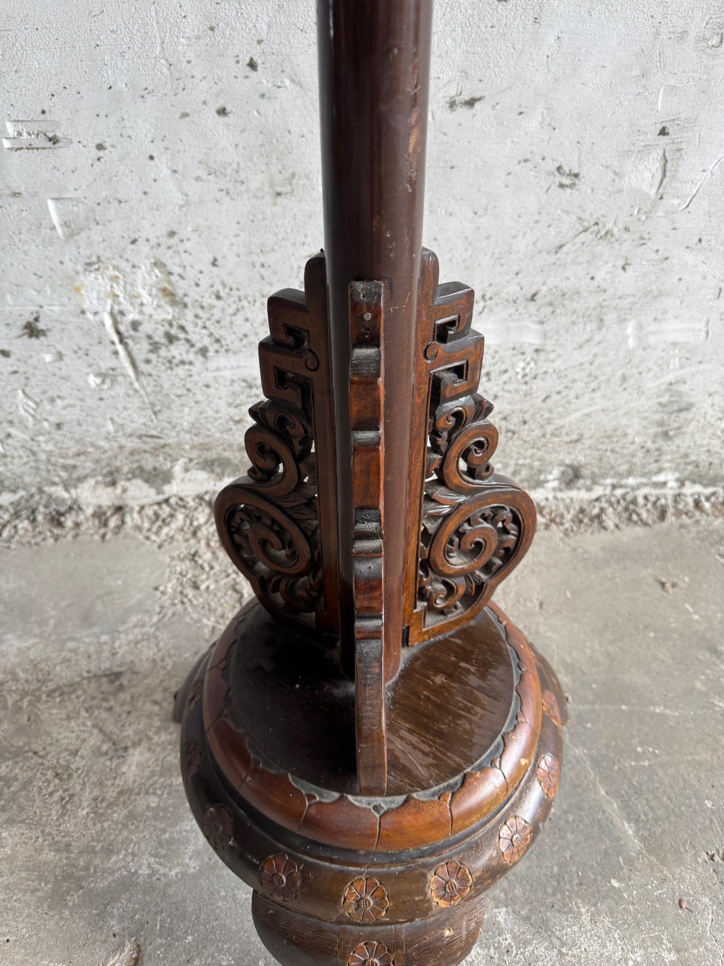 Antieke Chinese lampenvoet met gesneden panter