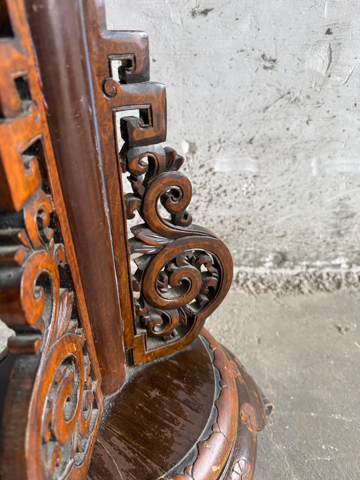 Antieke Chinese lampenvoet met gesneden panter