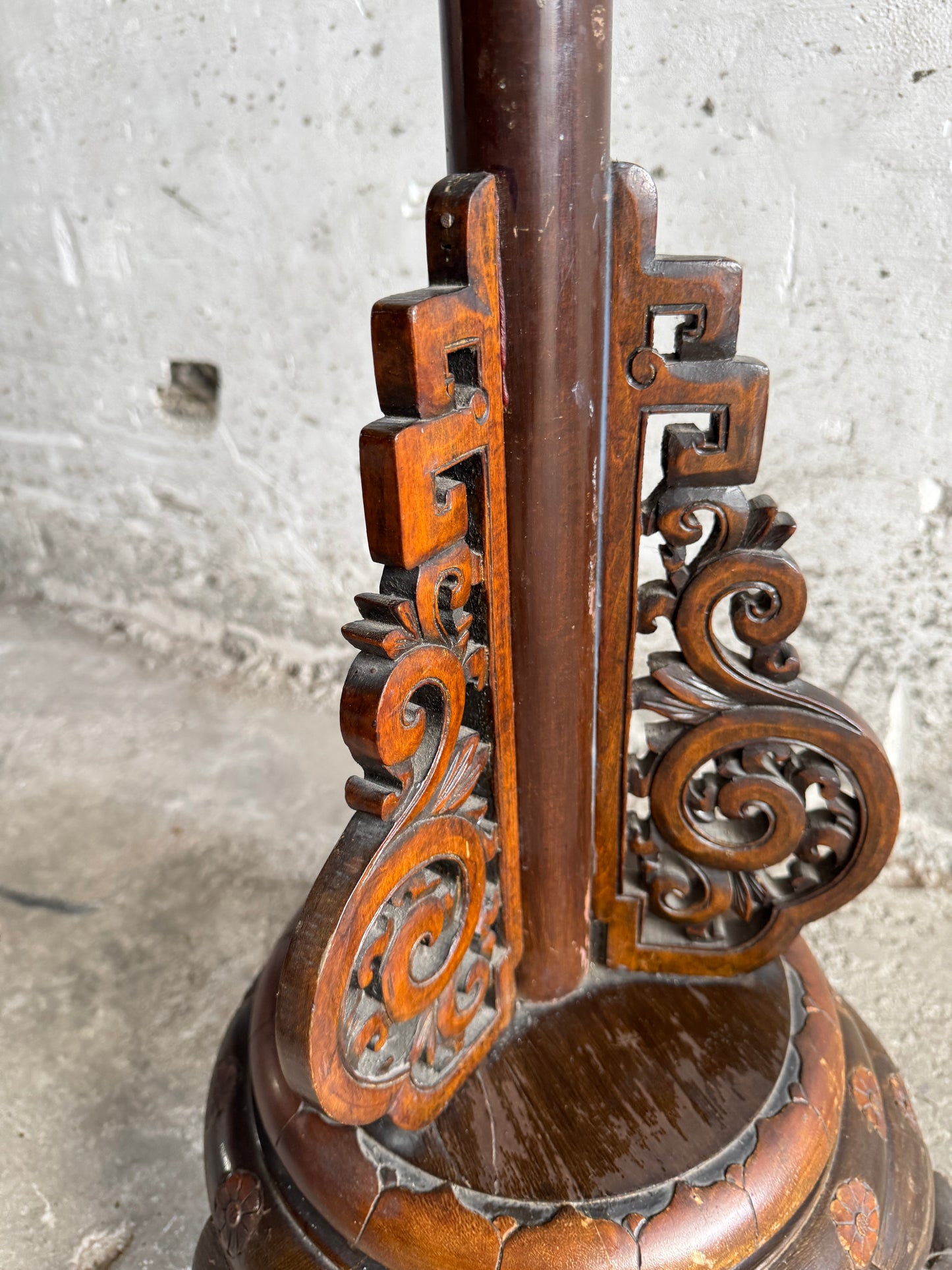 Antieke Chinese lampenvoet met gesneden panter