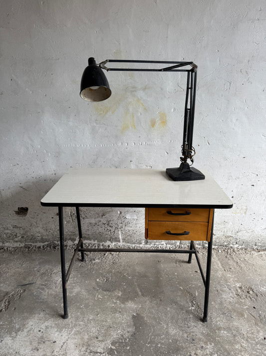 Vintage industriële scharnierende bureaulamp in zwart