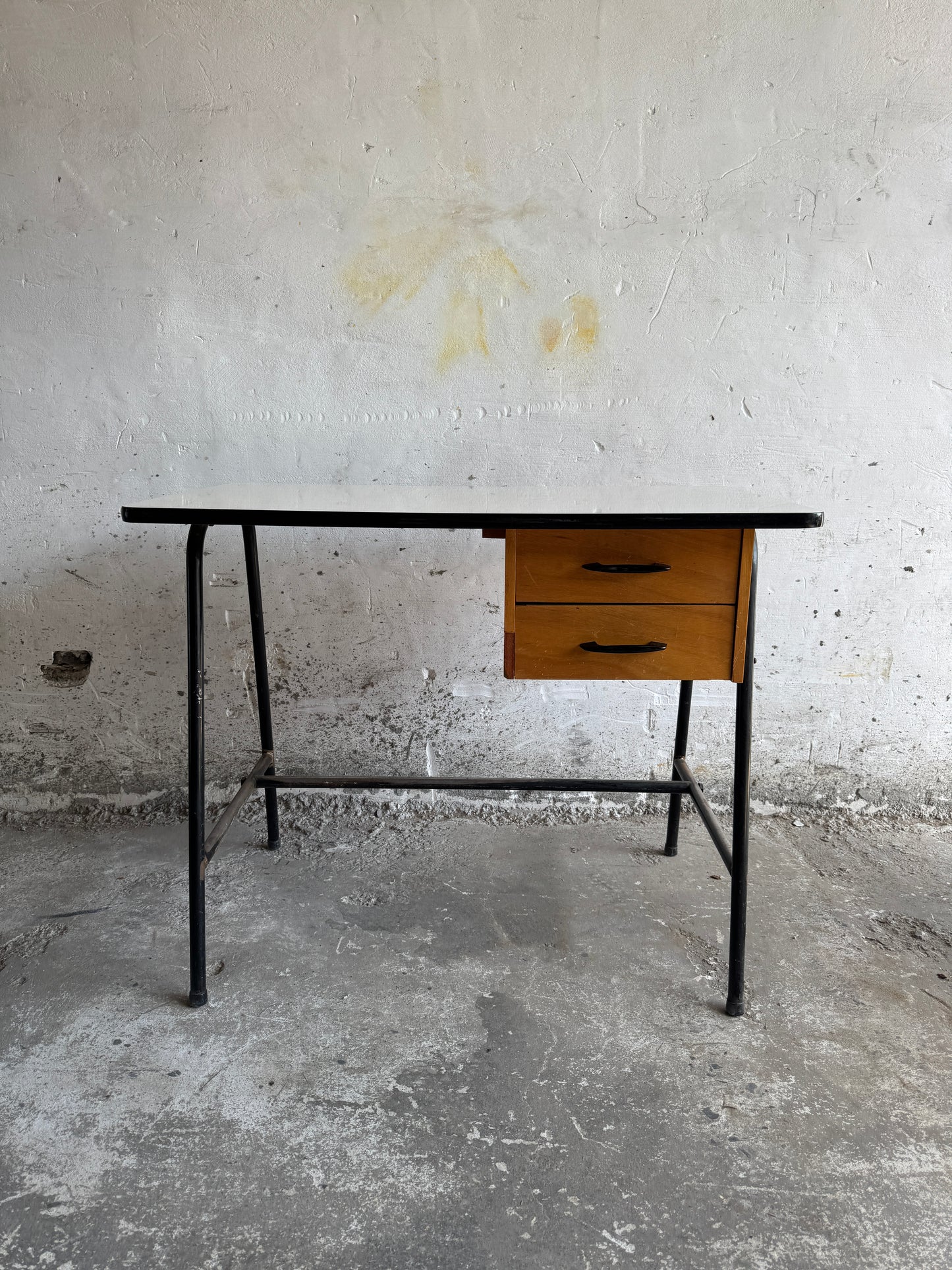 Industrieel bureau uit het midden van de eeuw met twee lades