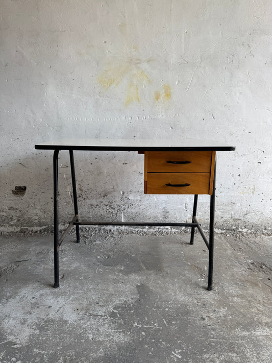 Industrieel bureau uit het midden van de eeuw met twee lades