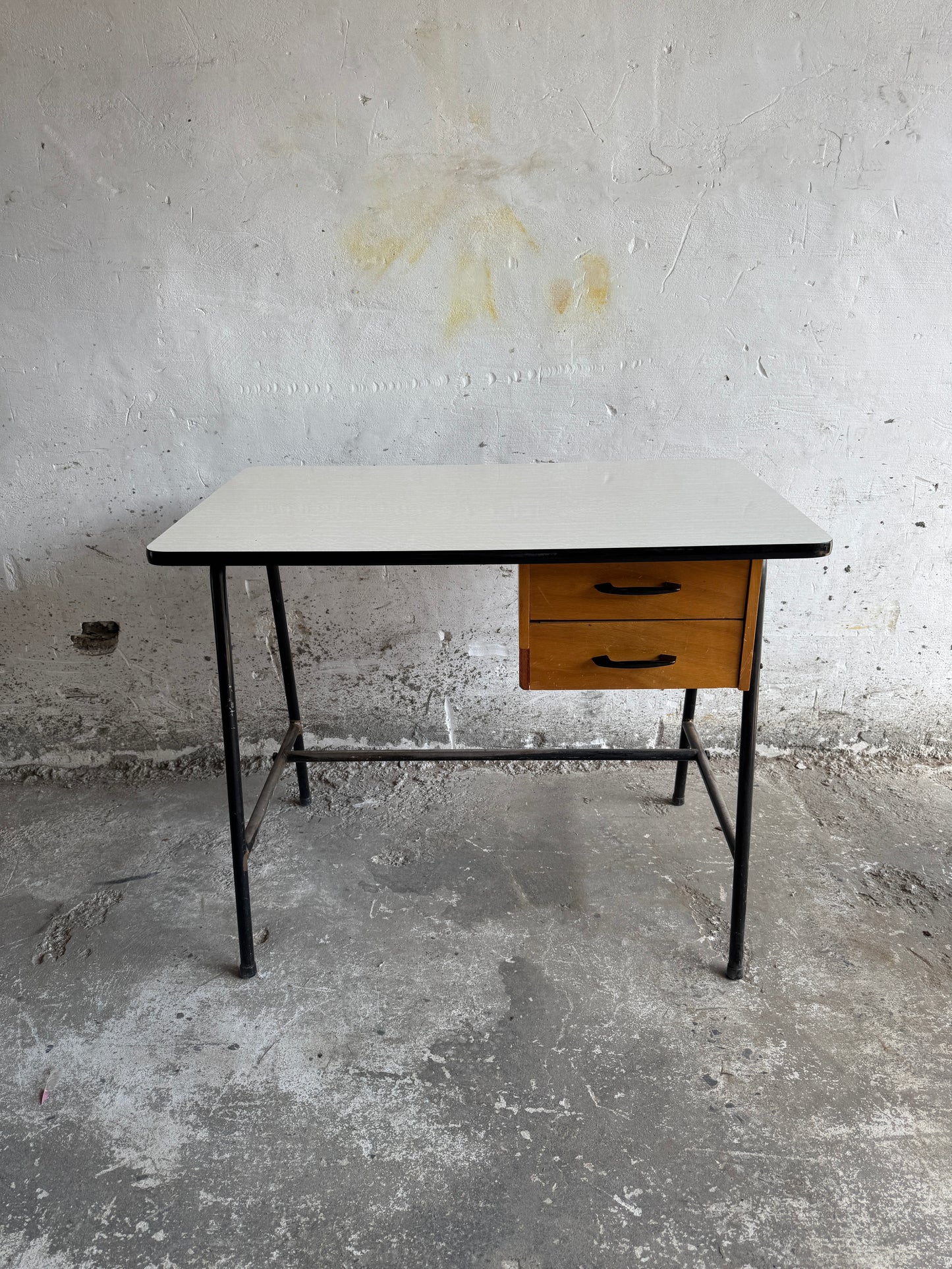 Industrieel bureau uit het midden van de eeuw met twee lades