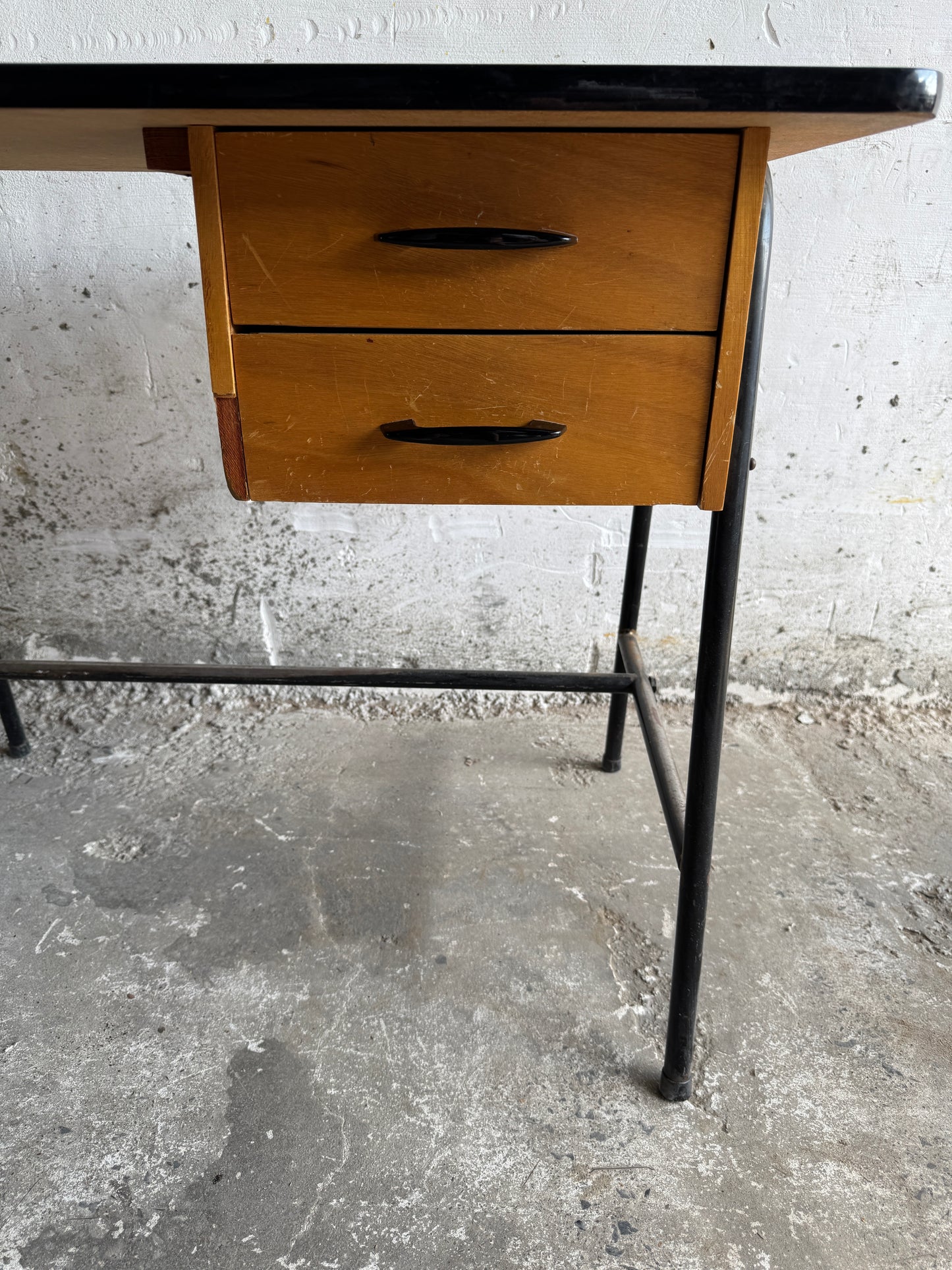 Industrieel bureau uit het midden van de eeuw met twee lades