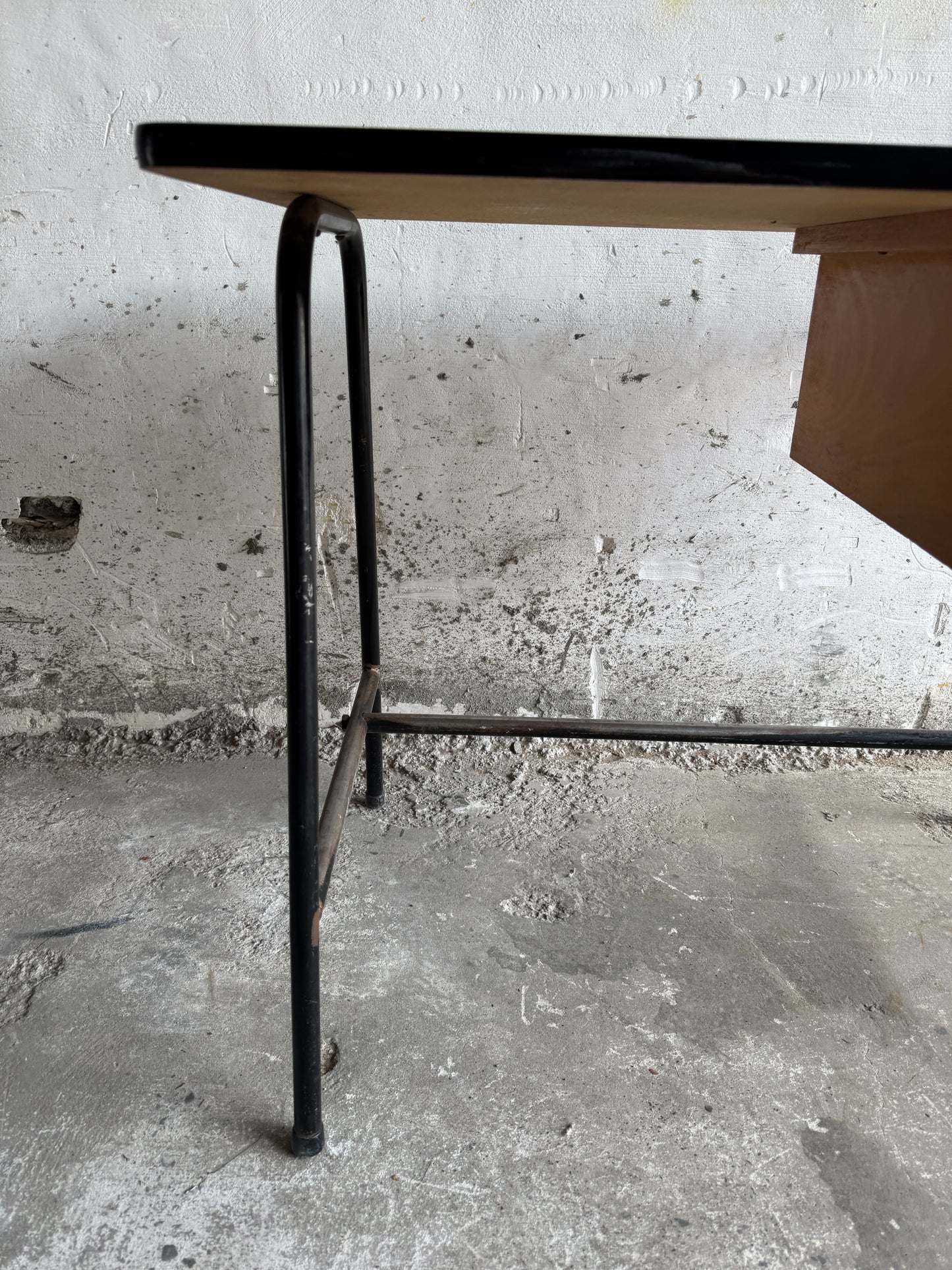 Industrieel bureau uit het midden van de eeuw met twee lades