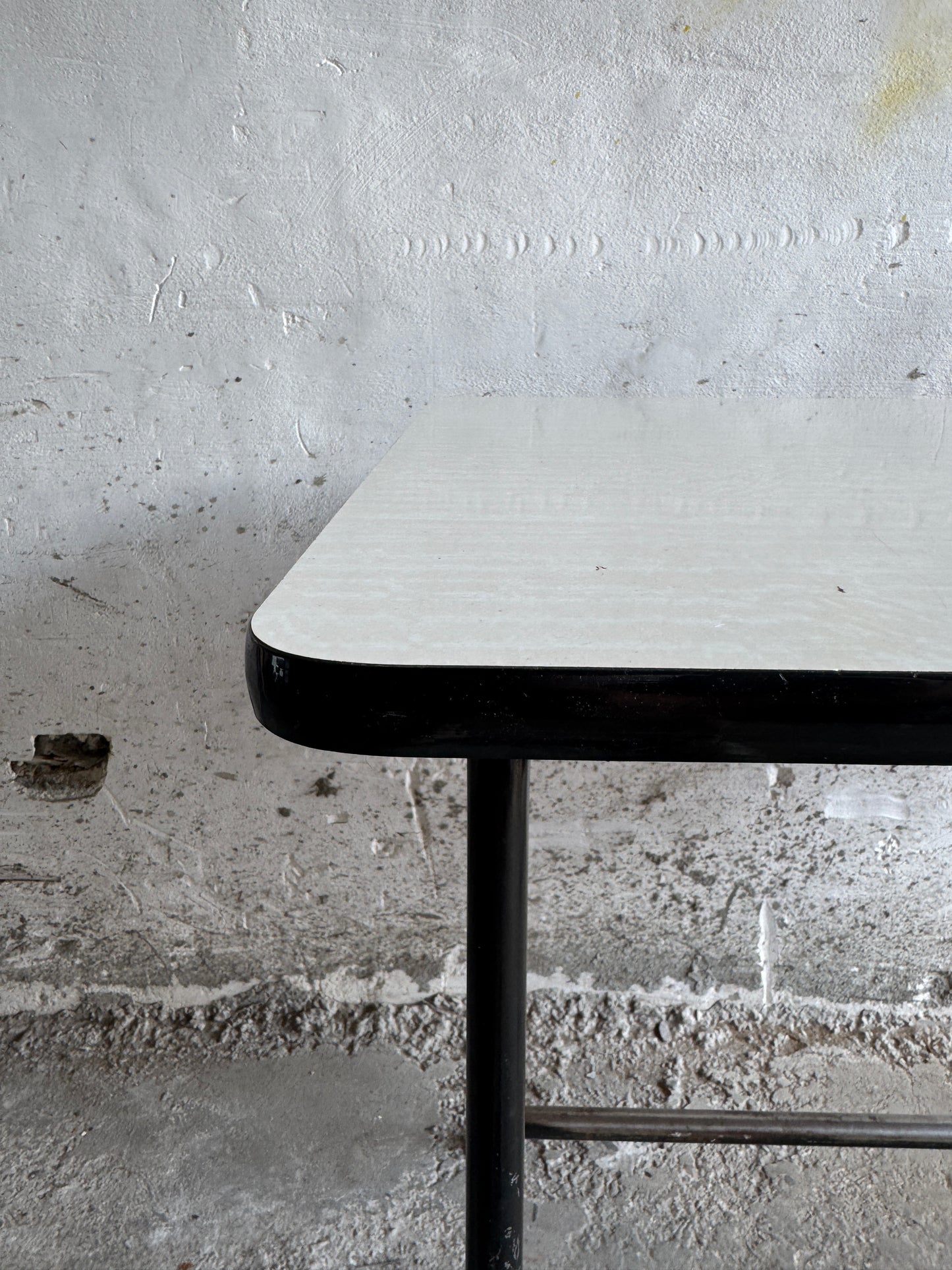 Industrieel bureau uit het midden van de eeuw met twee lades