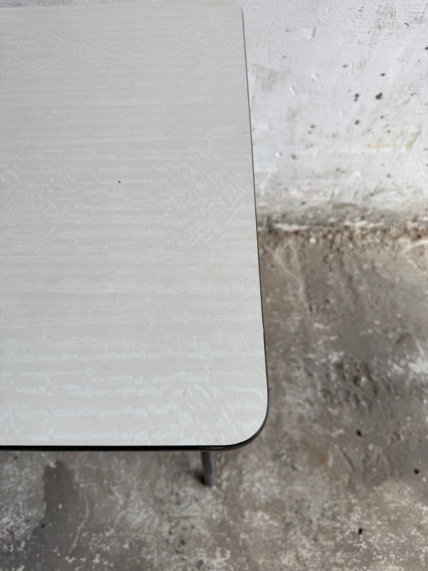 Industrieel bureau uit het midden van de eeuw met twee lades