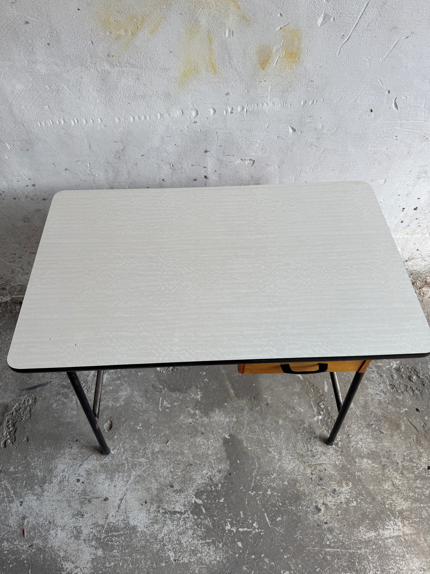 Industrieel bureau uit het midden van de eeuw met twee lades